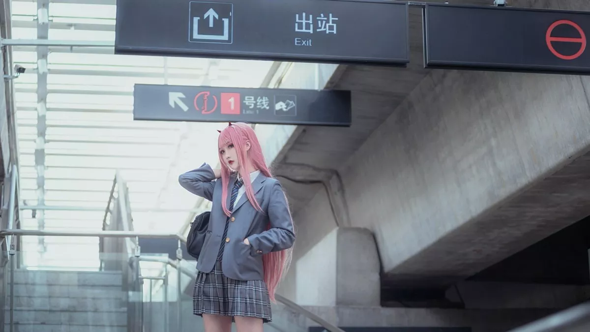 微博红人Coser楚楚子莓制服Cos主题户外性感百褶裙秀美腿迷人诱惑写真51P