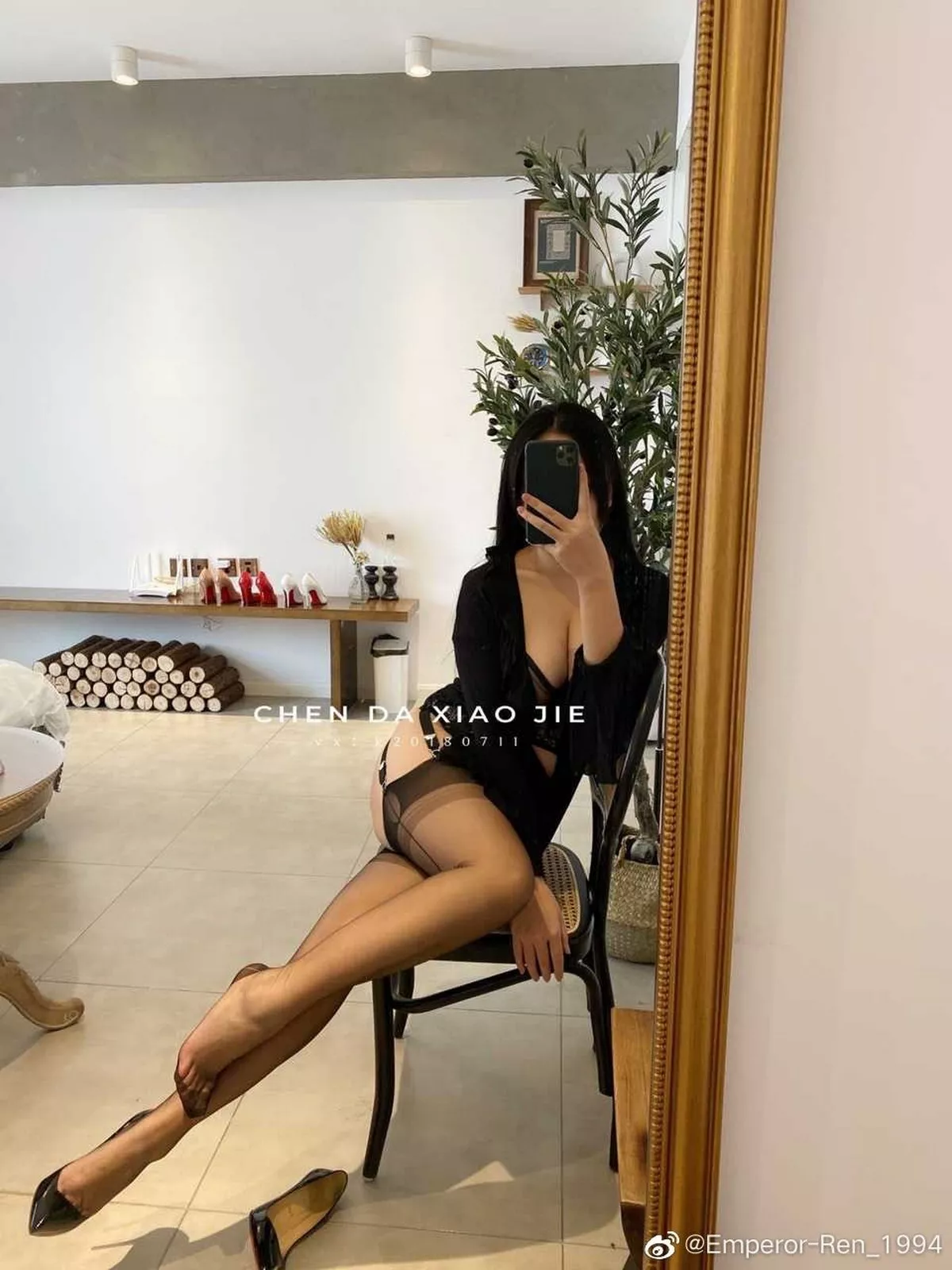 网络美女宸大小姐微信朋友圈精选私房性感丝袜系列秀翘臀美腿迷人诱惑写真75P