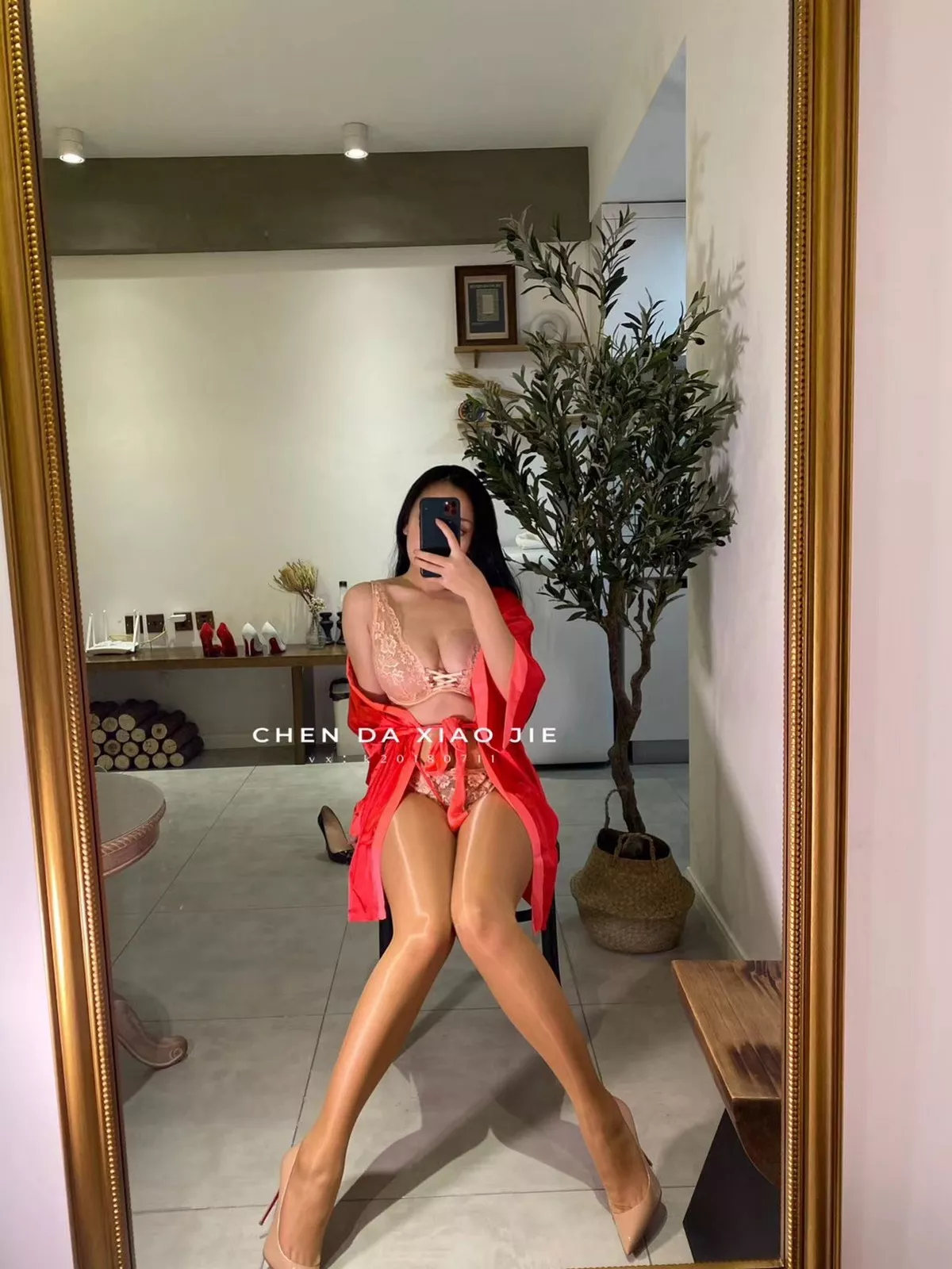 网络美女宸大小姐微信朋友圈精选私房性感丝袜系列秀翘臀美腿迷人诱惑写真75P