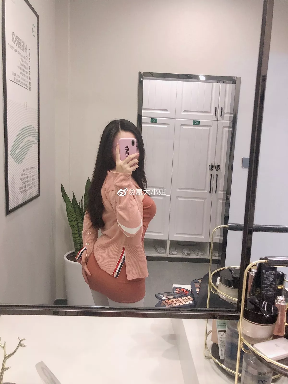 网络美女宸大小姐微信朋友圈精选私房性感丝袜系列秀翘臀美腿迷人诱惑写真75P