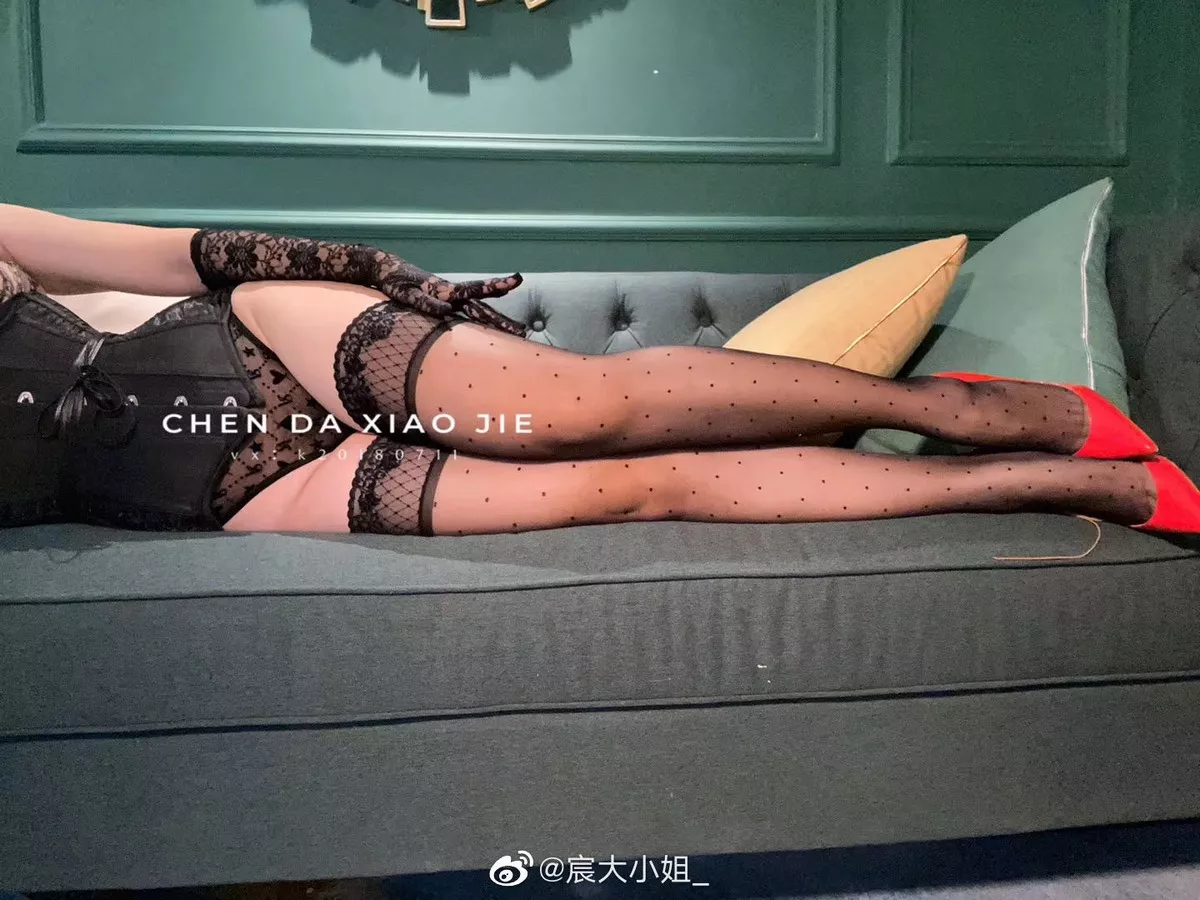 网络美女宸大小姐微信朋友圈精选私房性感丝袜系列秀翘臀美腿迷人诱惑写真75P