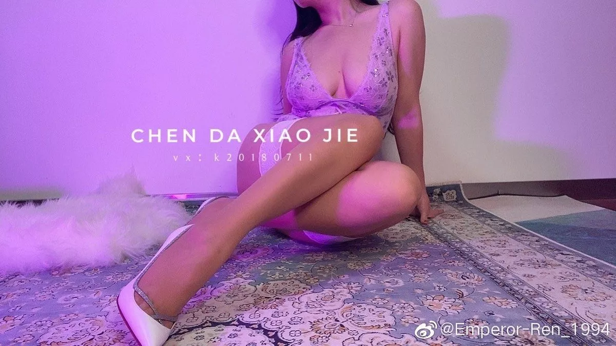 网络美女宸大小姐微信朋友圈精选私房性感丝袜系列秀翘臀美腿迷人诱惑写真75P