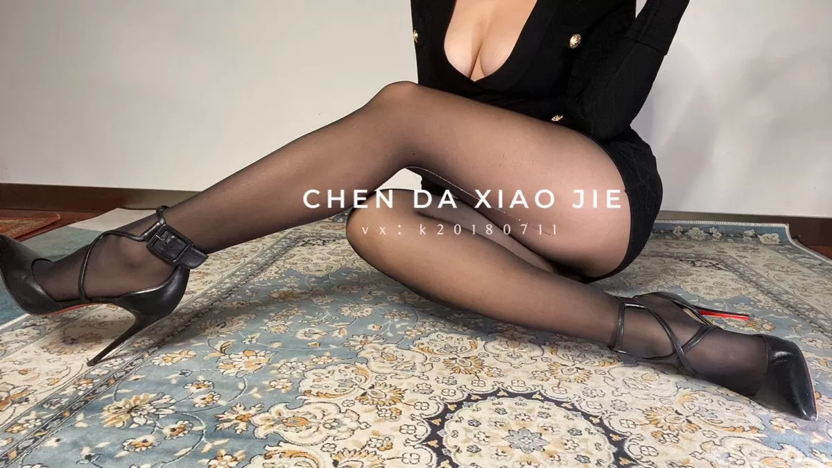 网络美女宸大小姐微信朋友圈精选私房性感丝袜系列秀翘臀美腿迷人诱惑写真75P