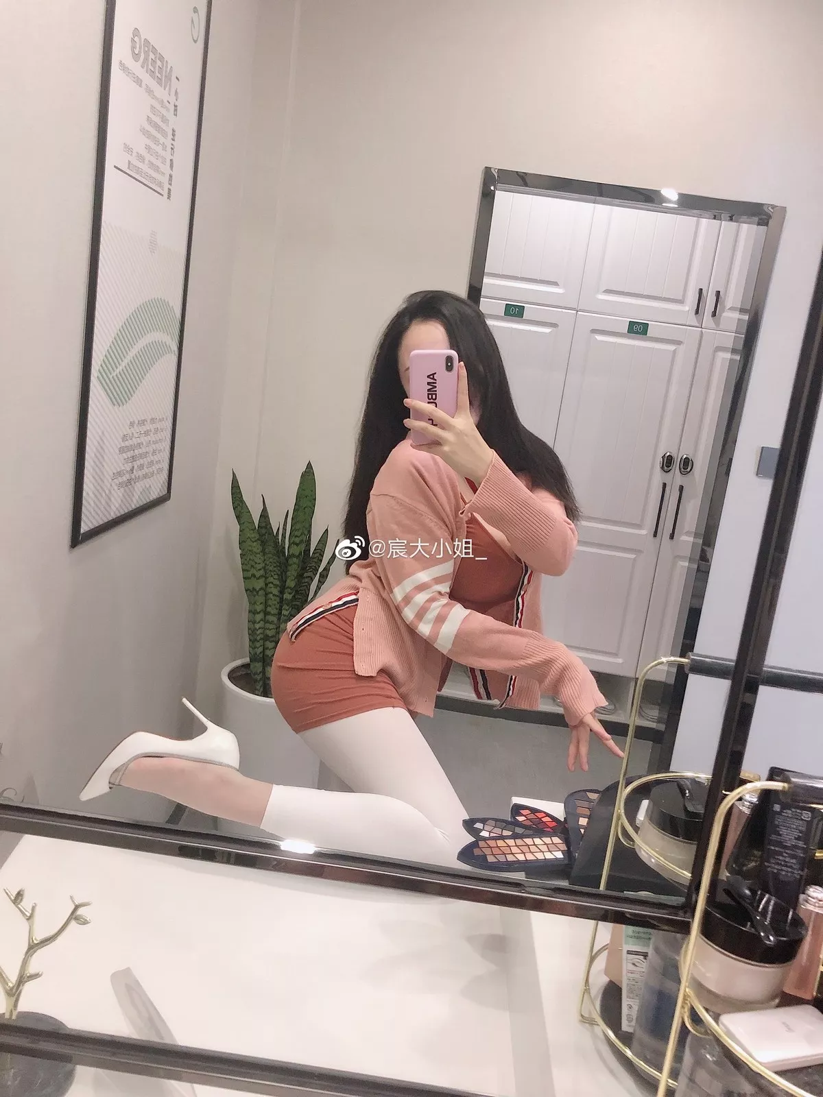 网络美女宸大小姐微信朋友圈精选私房性感丝袜系列秀翘臀美腿迷人诱惑写真75P