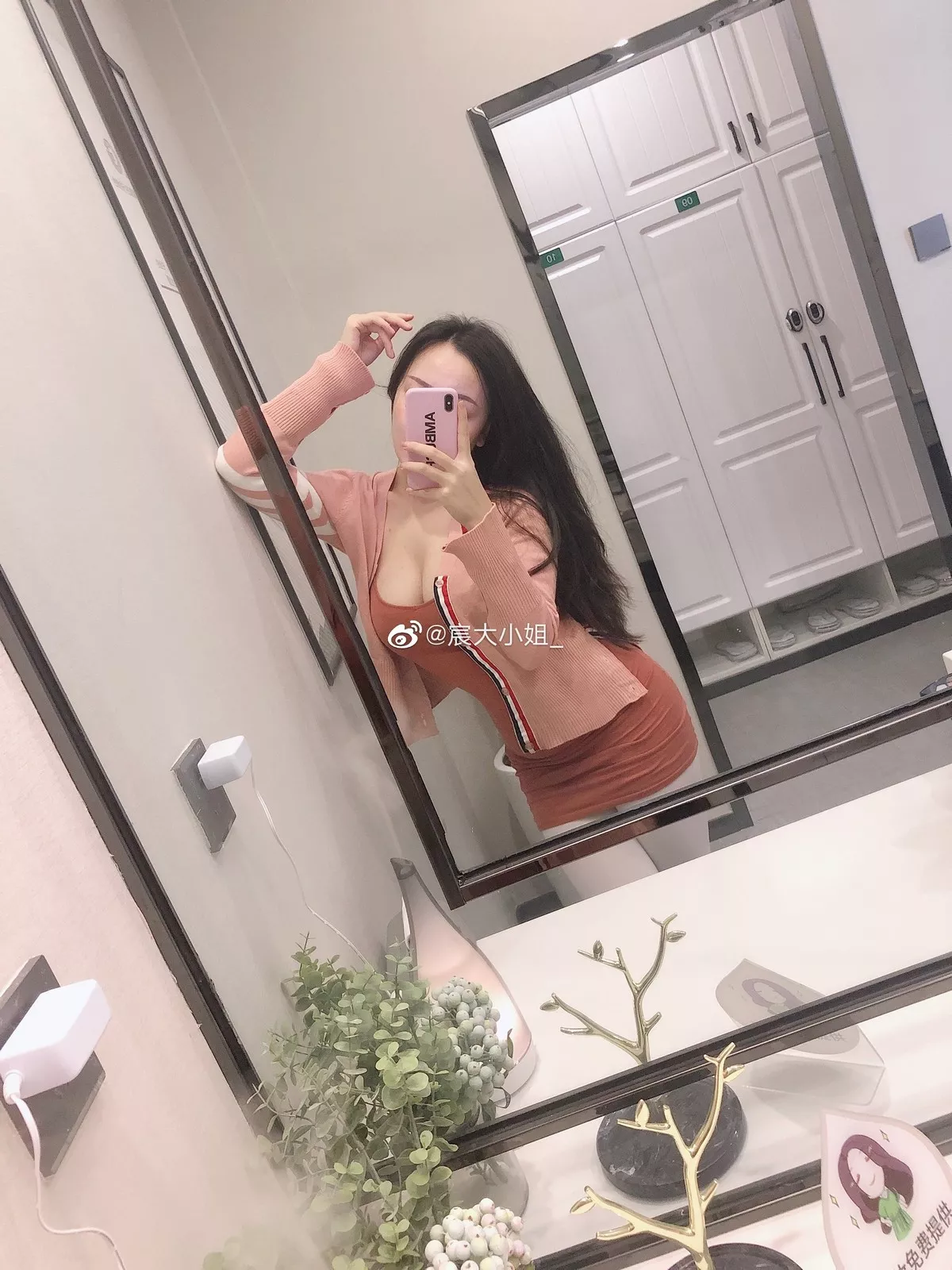 网络美女宸大小姐微信朋友圈精选私房性感丝袜系列秀翘臀美腿迷人诱惑写真75P