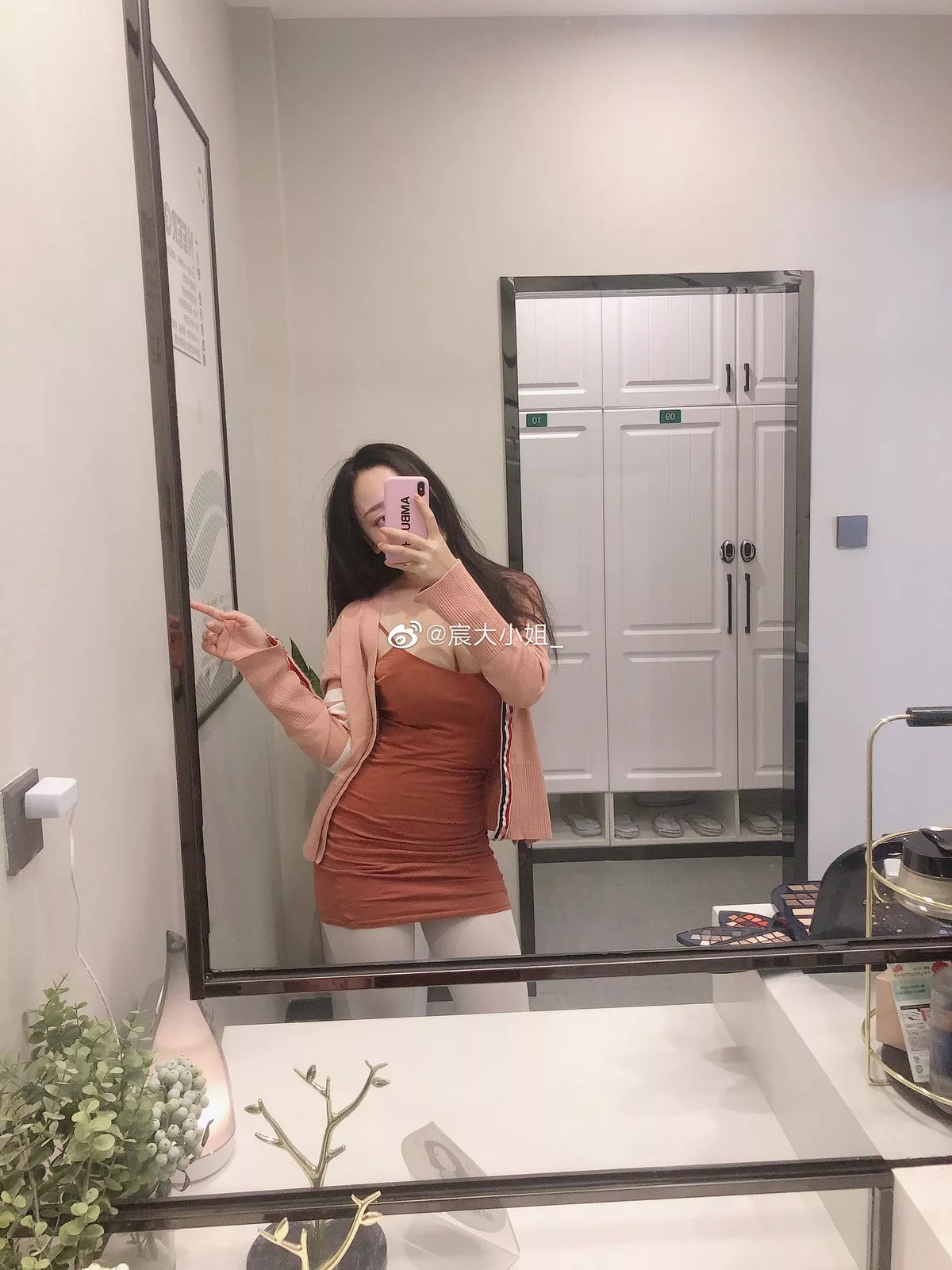 网络美女宸大小姐微信朋友圈精选私房性感丝袜系列秀翘臀美腿迷人诱惑写真75P