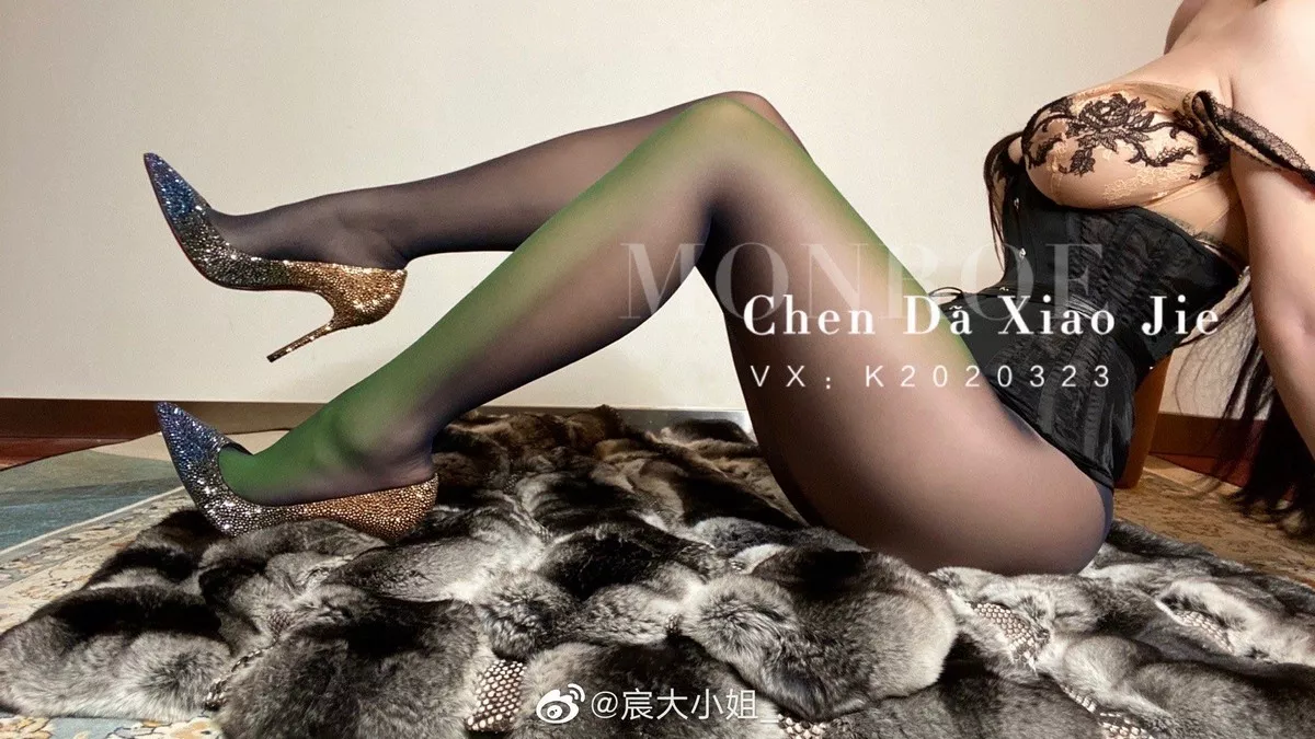 网络美女宸大小姐微信朋友圈精选私房性感丝袜系列秀翘臀美腿迷人诱惑写真75P