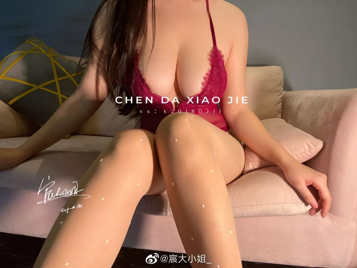 网络美女宸大小姐微信朋友圈精选私房性感丝袜系列秀翘臀美腿迷人诱惑写真75P