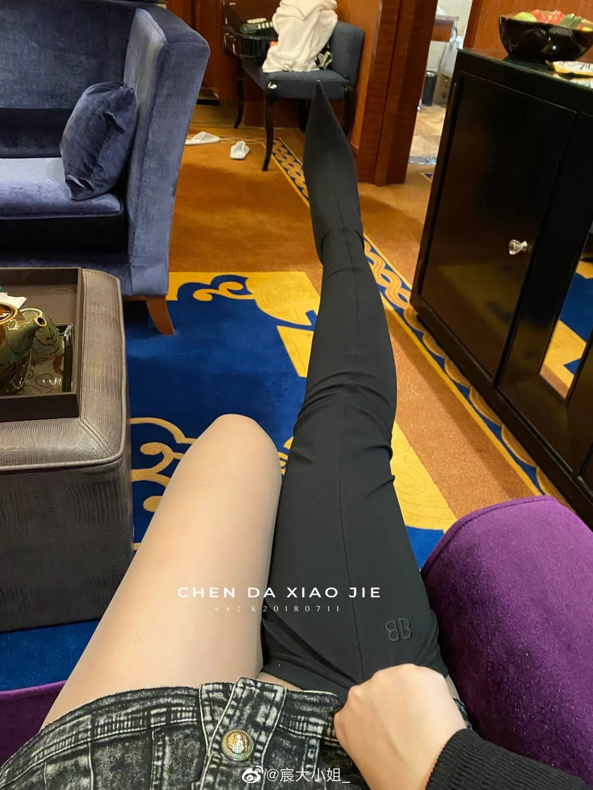 网络美女宸大小姐微信朋友圈精选私房性感丝袜系列秀翘臀美腿迷人诱惑写真75P