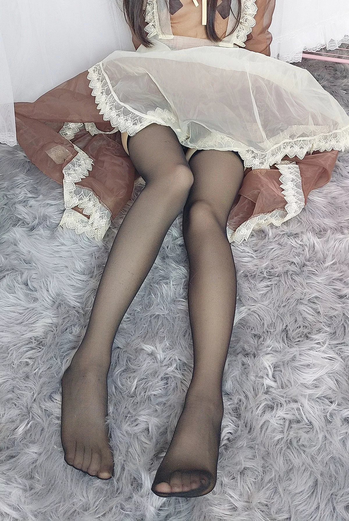 Coser小姐姐雪琪透明女仆主题私房性感薄纱女仆装配黑丝吊袜秀美腿诱惑写真43P