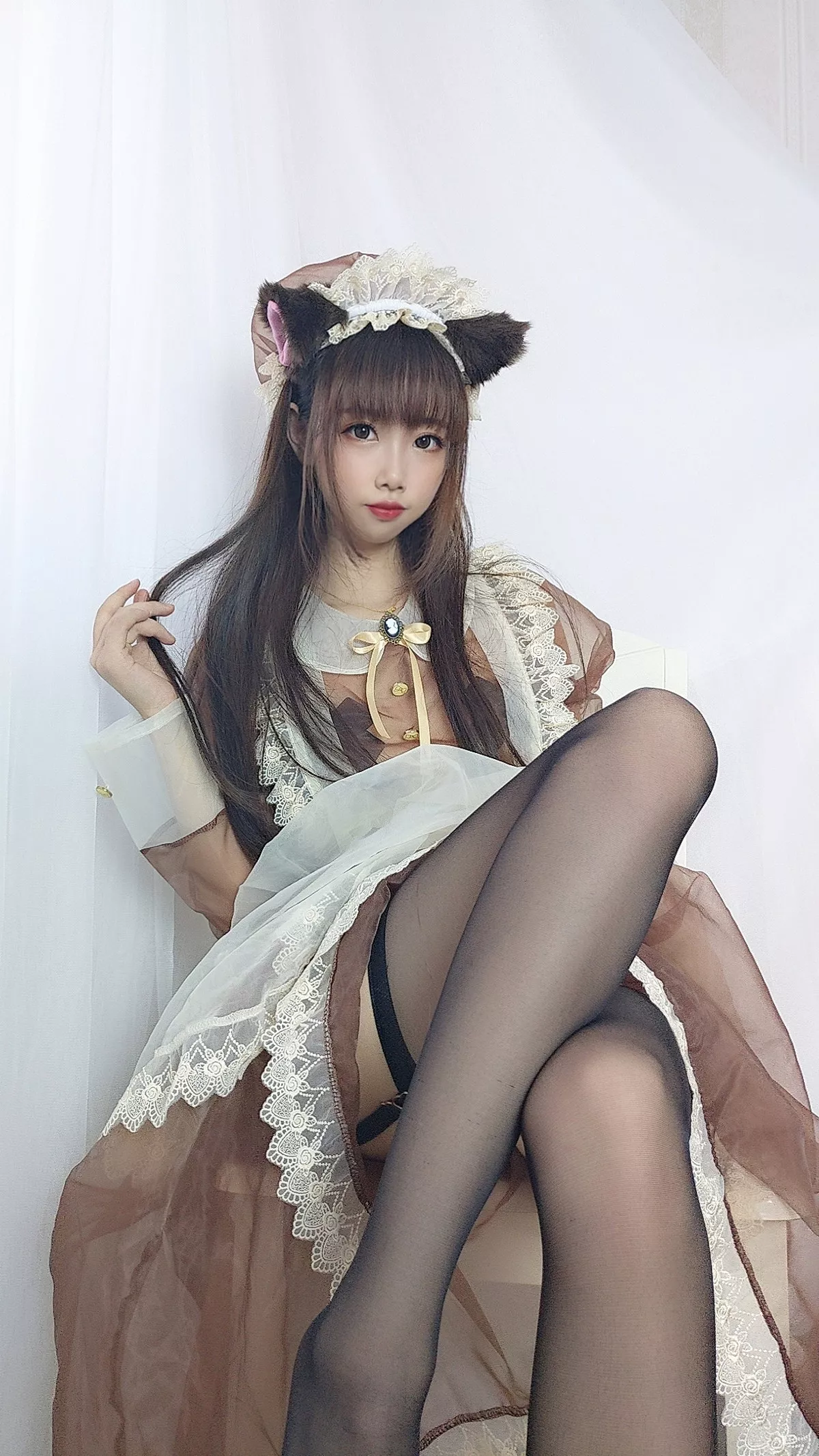 Coser小姐姐雪琪透明女仆主题私房性感薄纱女仆装配黑丝吊袜秀美腿诱惑写真43P