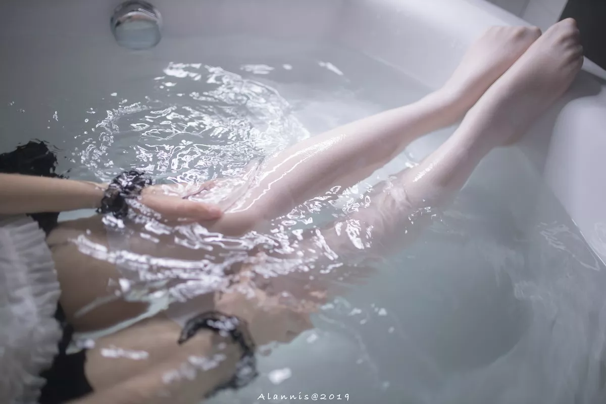 Coser小姐姐雪琪水下女仆主题私房浴室性感白色内裤配白丝袜湿身诱惑写真22P