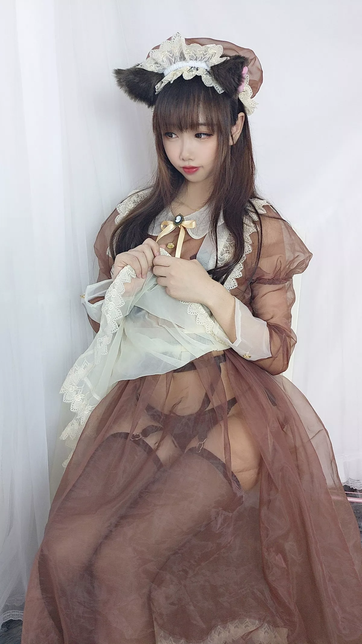 Coser小姐姐雪琪透明女仆主题私房性感薄纱女仆装配黑丝吊袜秀美腿诱惑写真43P