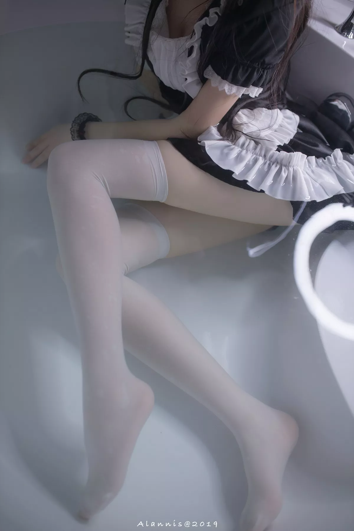Coser小姐姐雪琪水下女仆主题私房浴室性感白色内裤配白丝袜湿身诱惑写真22P
