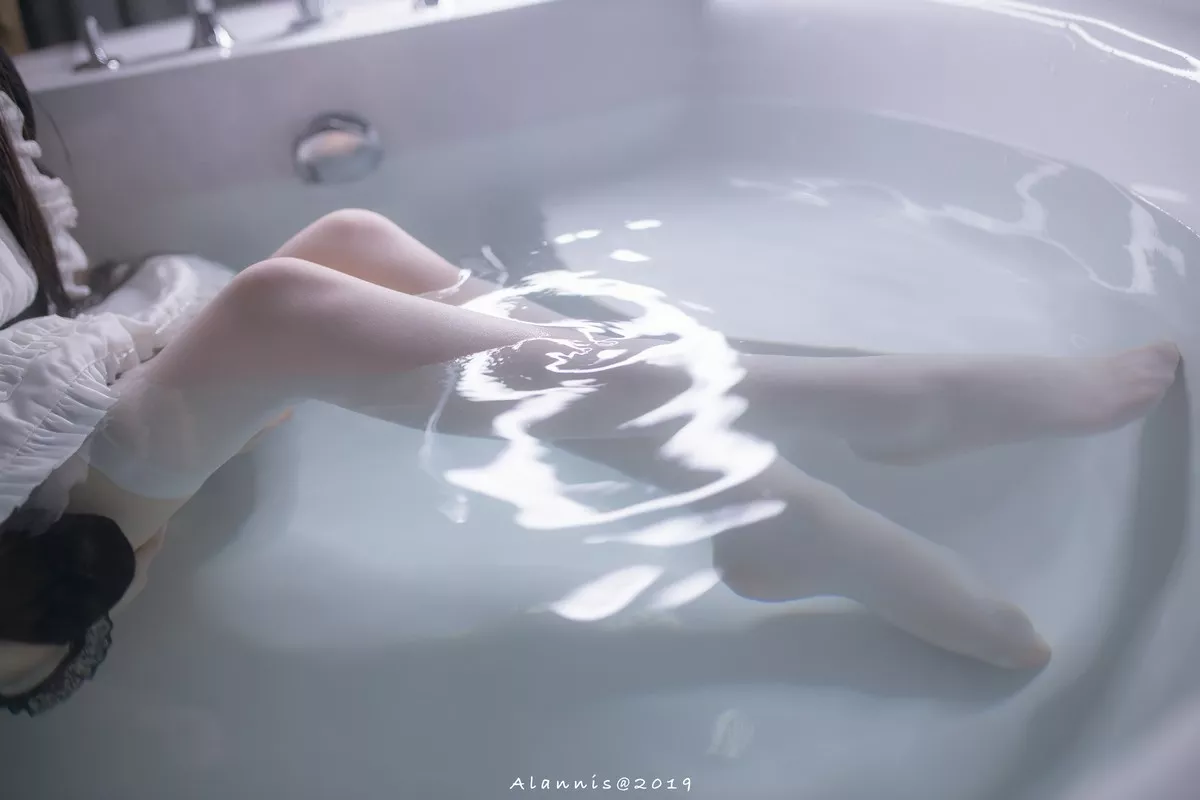 Coser小姐姐雪琪水下女仆主题私房浴室性感白色内裤配白丝袜湿身诱惑写真22P