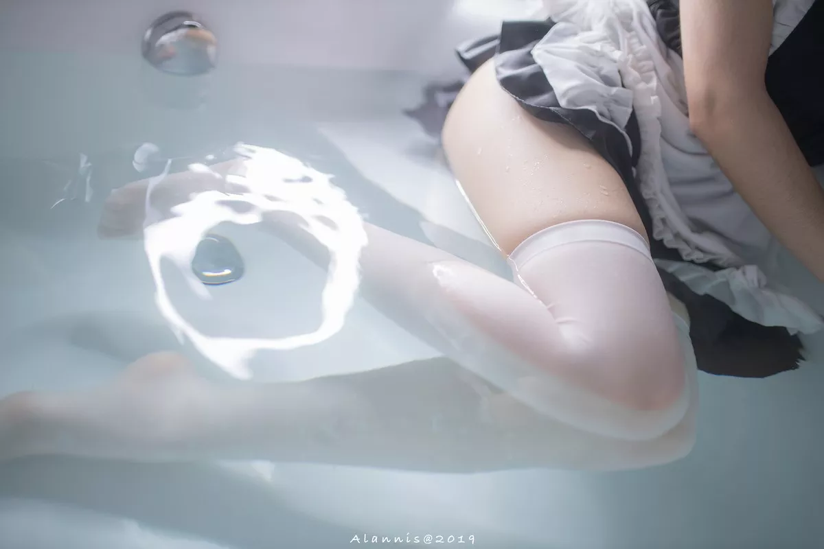 Coser小姐姐雪琪水下女仆主题私房浴室性感白色内裤配白丝袜湿身诱惑写真22P