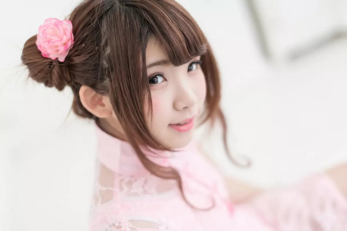 网络美女中華娘娘粉色旗袍主题私房粉色薄透旗袍半撩秀翘臀美腿撩人诱惑写真50P