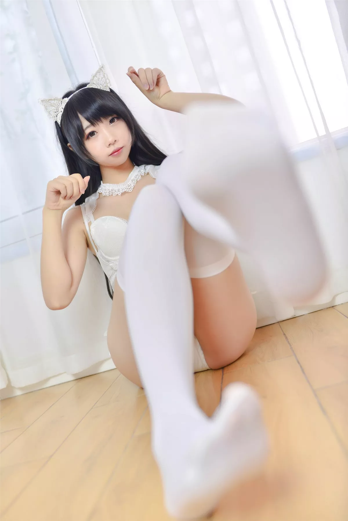 Coser小姐姐雪琪少女白猫主题私房性感白色紧身内衣配白丝袜秀完美身材诱惑写真31P