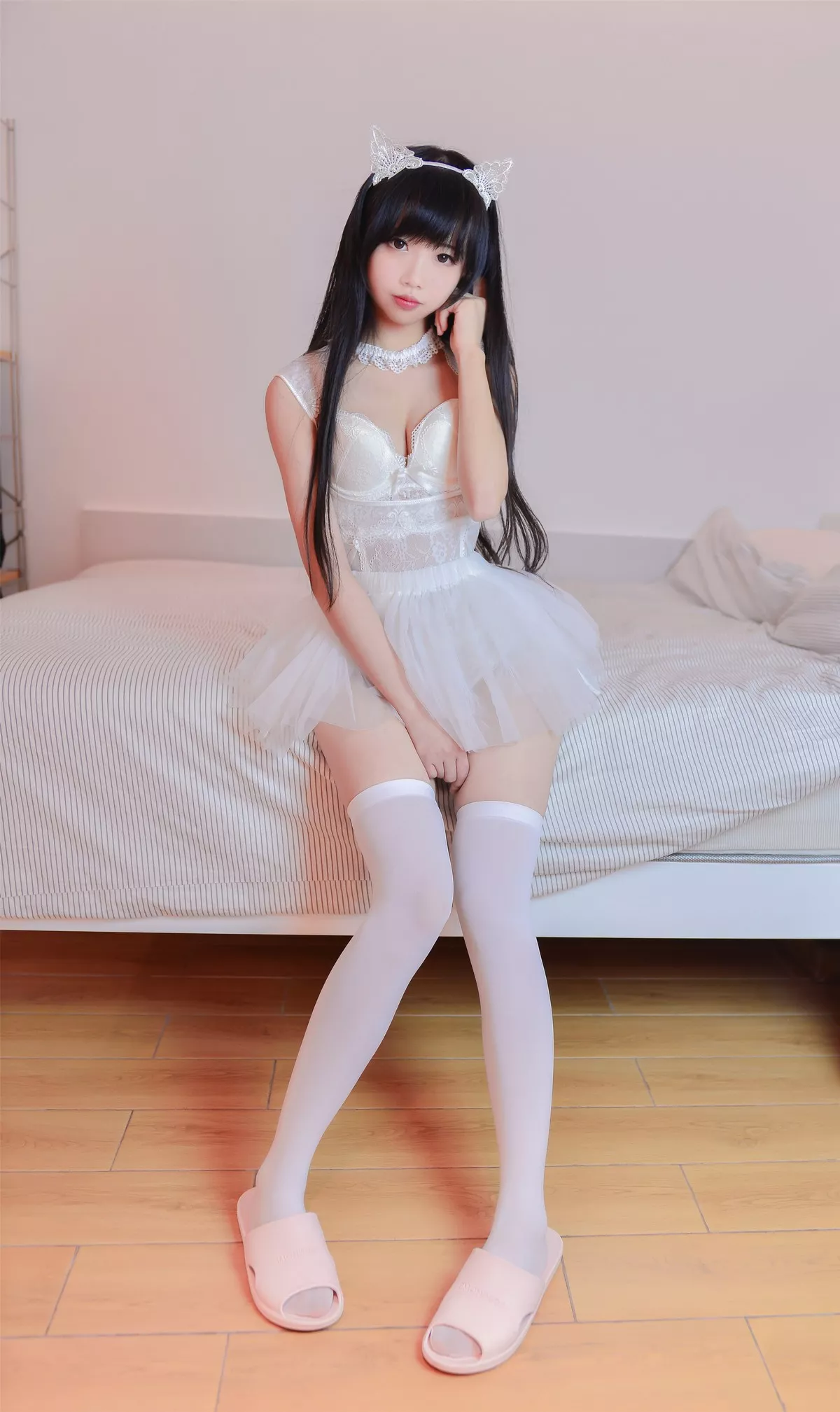 Coser小姐姐雪琪少女白猫主题私房性感白色紧身内衣配白丝袜秀完美身材诱惑写真31P