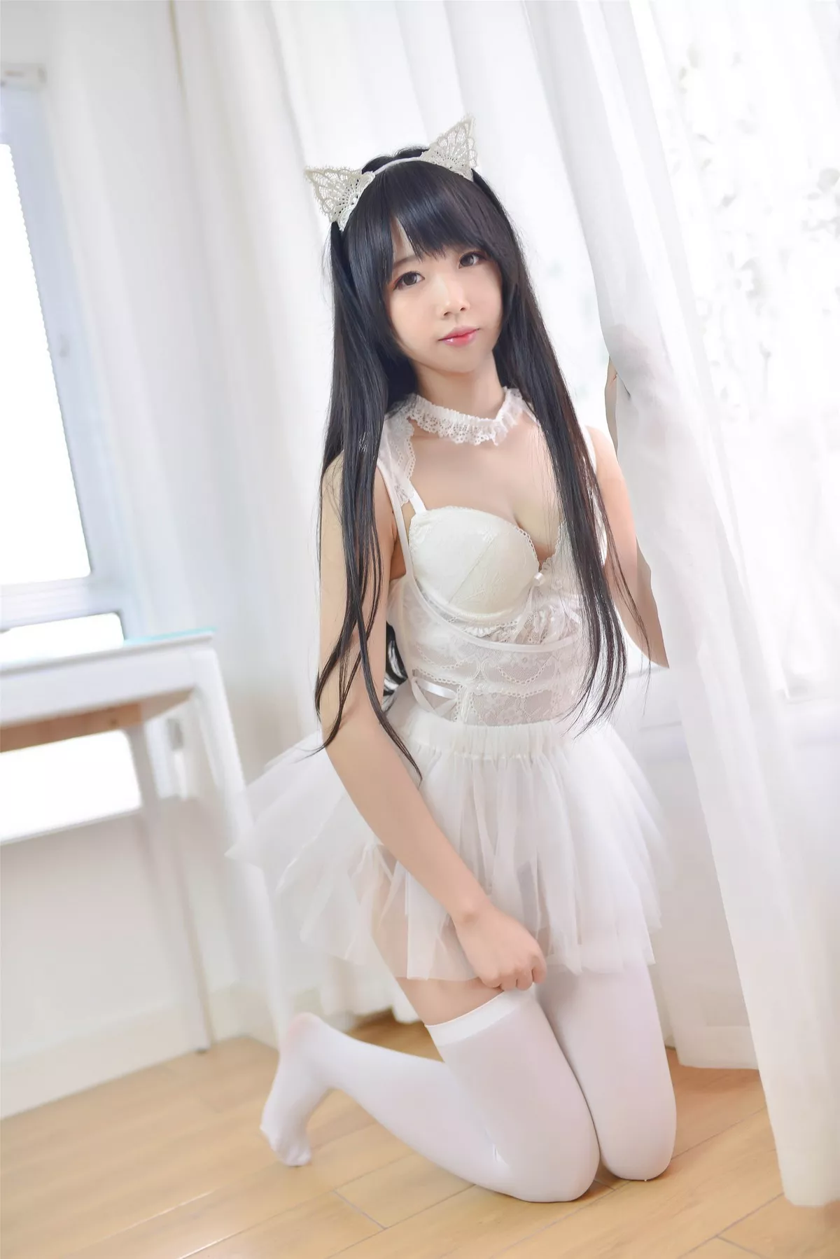 Coser小姐姐雪琪少女白猫主题私房性感白色紧身内衣配白丝袜秀完美身材诱惑写真31P
