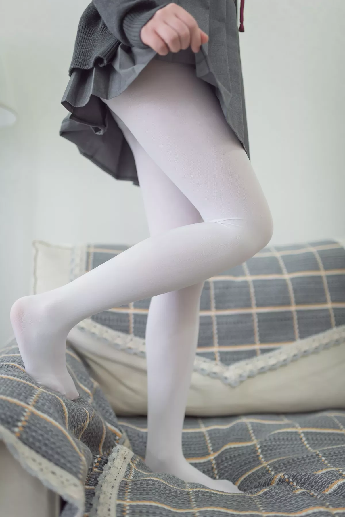 Coser小姐姐雪琪JK白丝主题私房床上性感百褶裙配白丝裤袜秀美腿诱惑写真46P