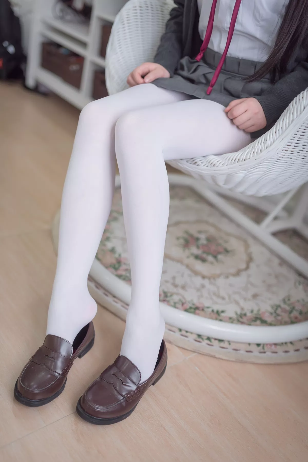 Coser小姐姐雪琪JK白丝主题私房床上性感百褶裙配白丝裤袜秀美腿诱惑写真46P