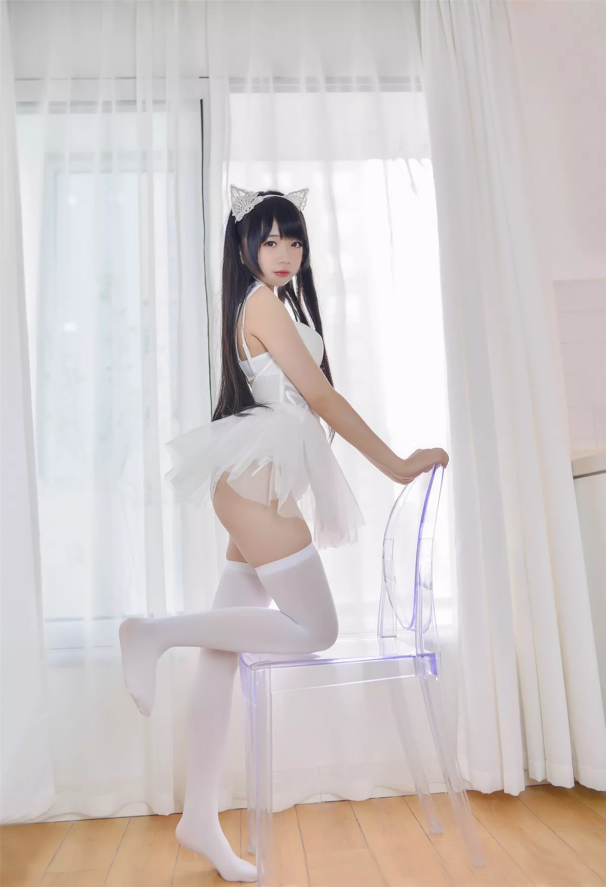Coser小姐姐雪琪少女白猫主题私房性感白色紧身内衣配白丝袜秀完美身材诱惑写真31P