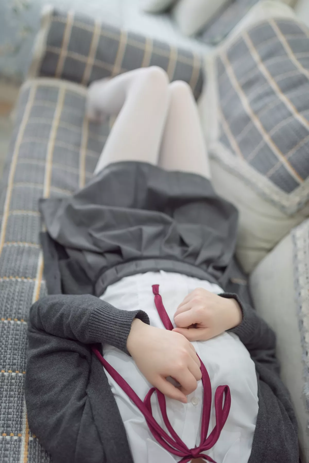 Coser小姐姐雪琪JK白丝主题私房床上性感百褶裙配白丝裤袜秀美腿诱惑写真46P