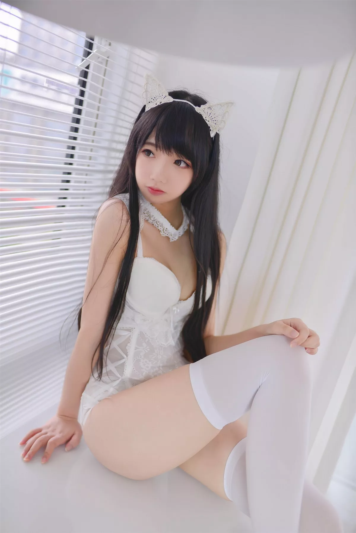 Coser小姐姐雪琪少女白猫主题私房性感白色紧身内衣配白丝袜秀完美身材诱惑写真31P