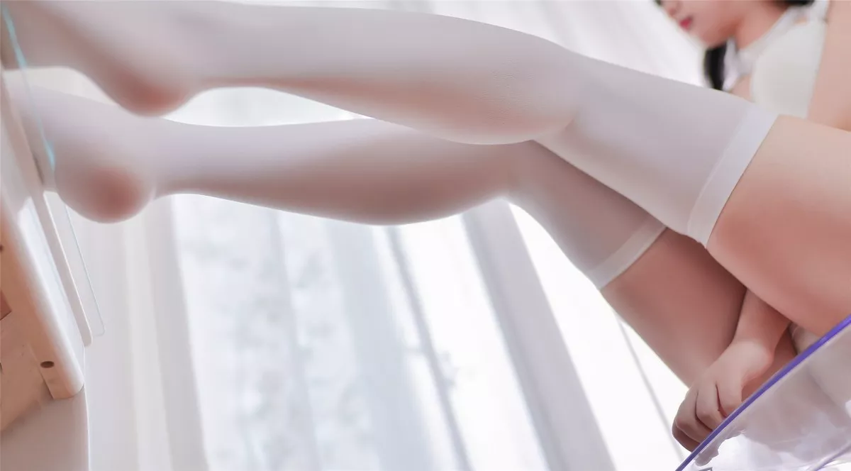 Coser小姐姐雪琪少女白猫主题私房性感白色紧身内衣配白丝袜秀完美身材诱惑写真31P
