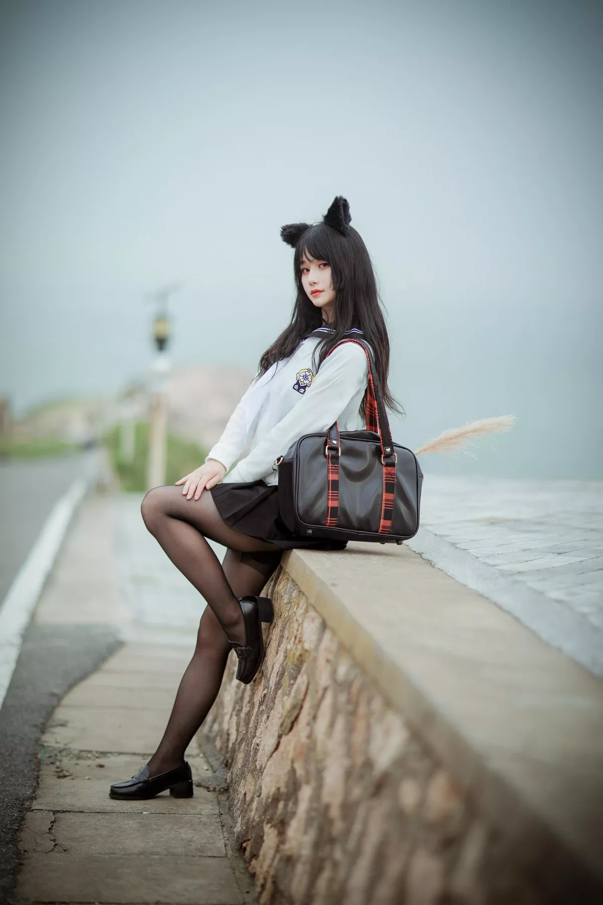 Coser小姐姐是澪澪子碧蓝航线爱宕主题户外JK制服配黑丝裤袜秀美腿性感写真16P