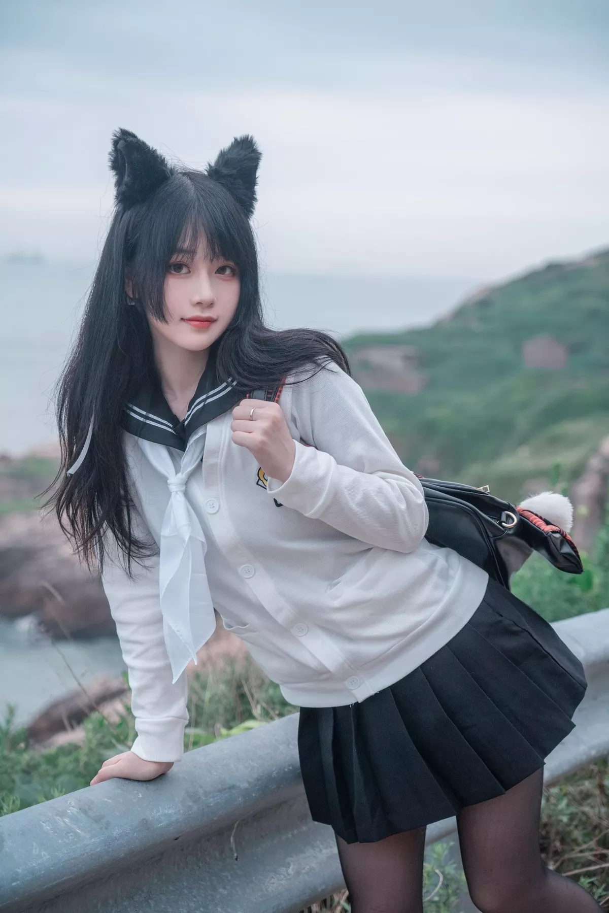 Coser小姐姐是澪澪子碧蓝航线爱宕主题户外JK制服配黑丝裤袜秀美腿性感写真16P