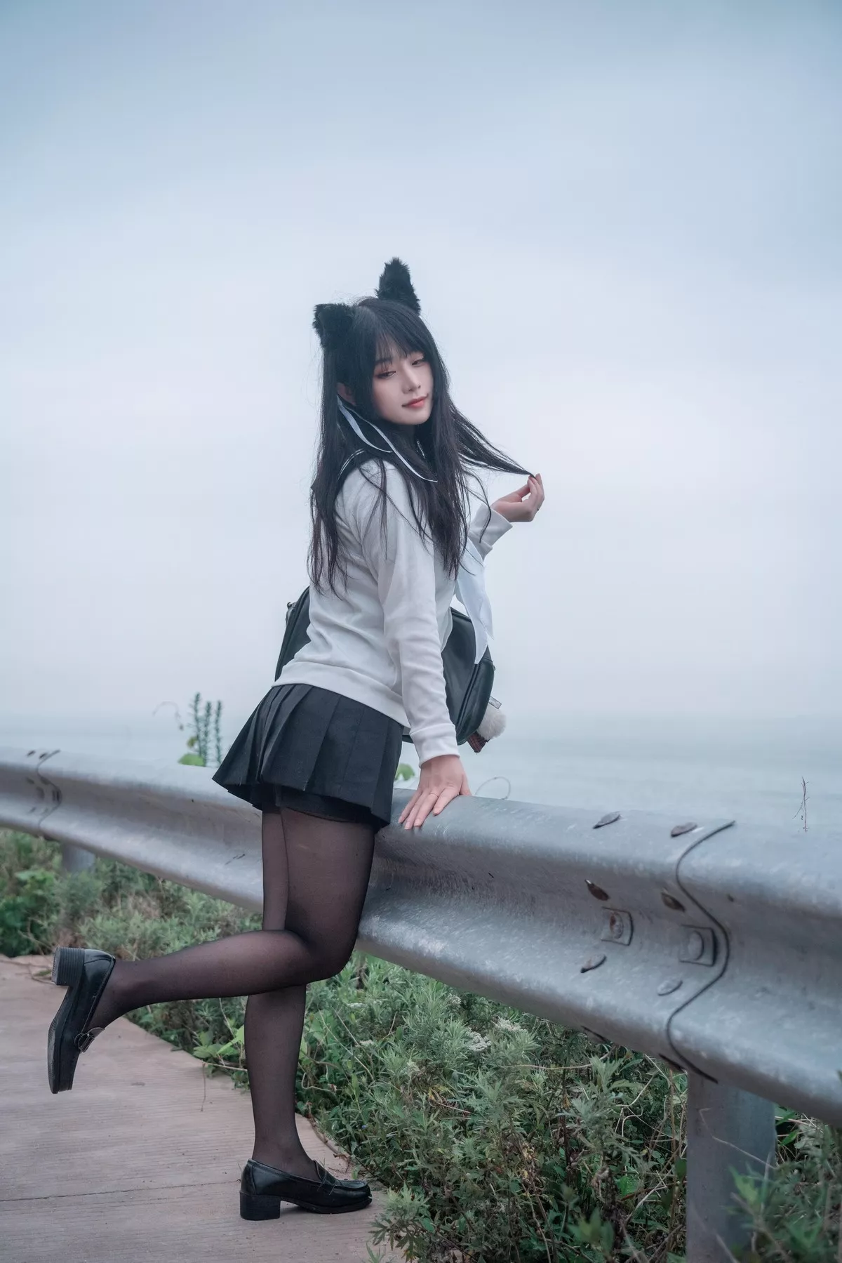 Coser小姐姐是澪澪子碧蓝航线爱宕主题户外JK制服配黑丝裤袜秀美腿性感写真16P