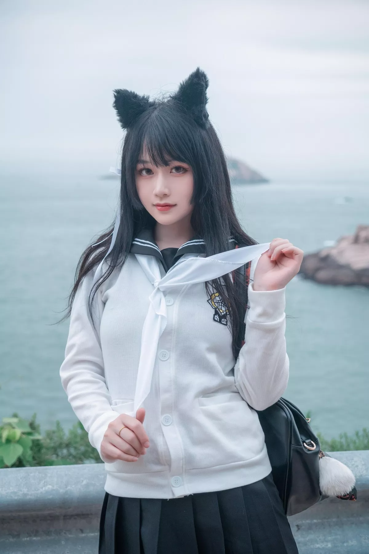 Coser小姐姐是澪澪子碧蓝航线爱宕主题户外JK制服配黑丝裤袜秀美腿性感写真16P