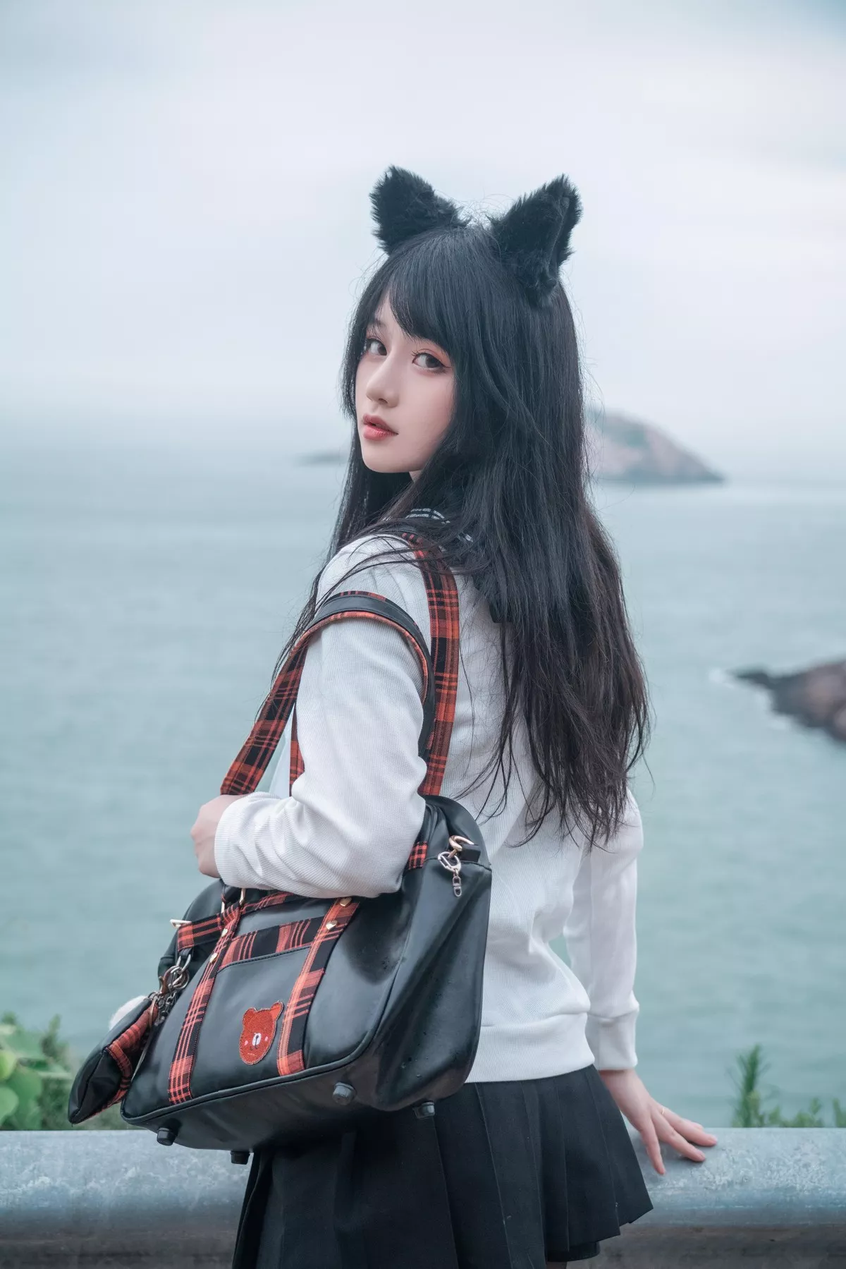 Coser小姐姐是澪澪子碧蓝航线爱宕主题户外JK制服配黑丝裤袜秀美腿性感写真16P