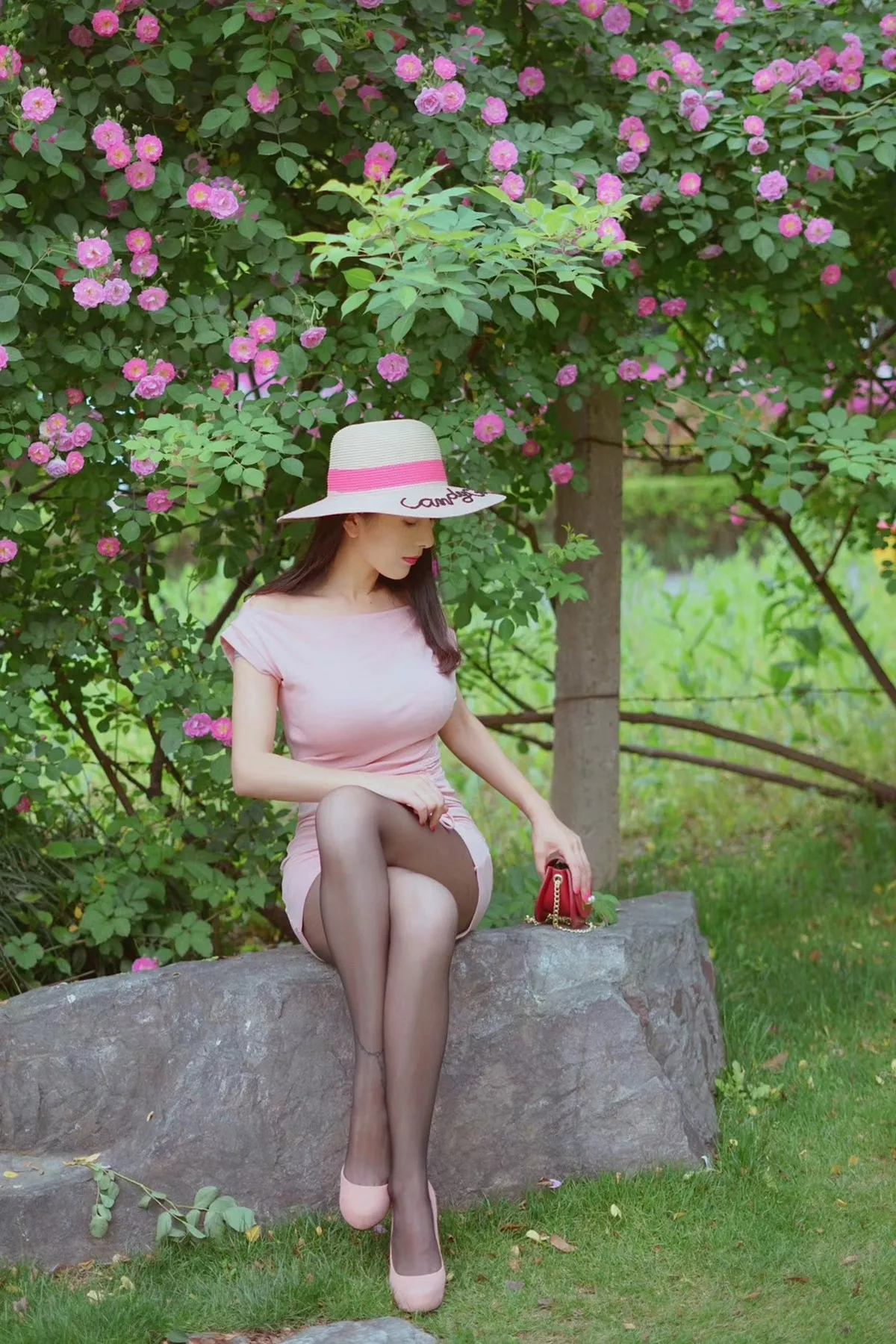 网络美女辣妈女神微信朋友圈资源主题户外性感服饰系列秀完美身材迷人诱惑写真150P