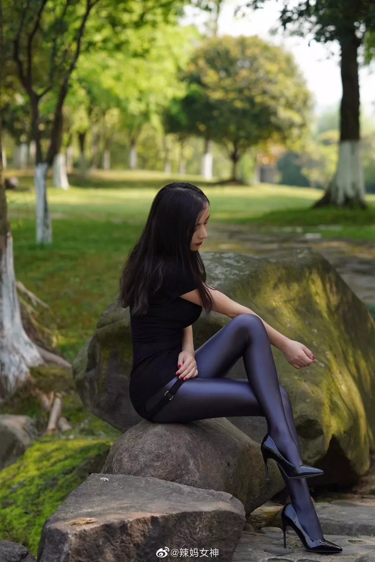 网络美女辣妈女神微信朋友圈资源主题户外性感服饰系列秀完美身材迷人诱惑写真150P