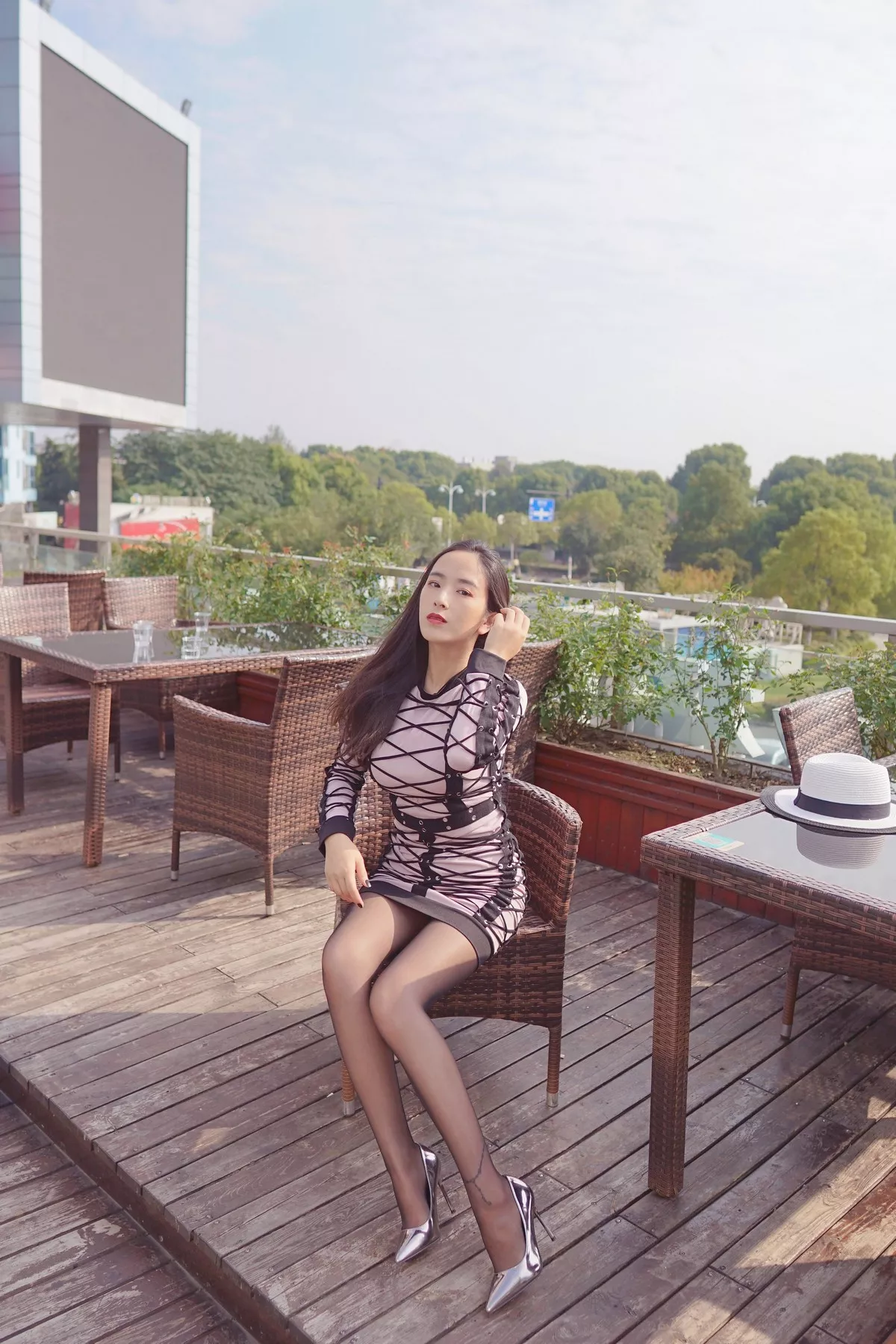 网络美女辣妈女神微信朋友圈资源主题户外性感服饰系列秀完美身材迷人诱惑写真150P