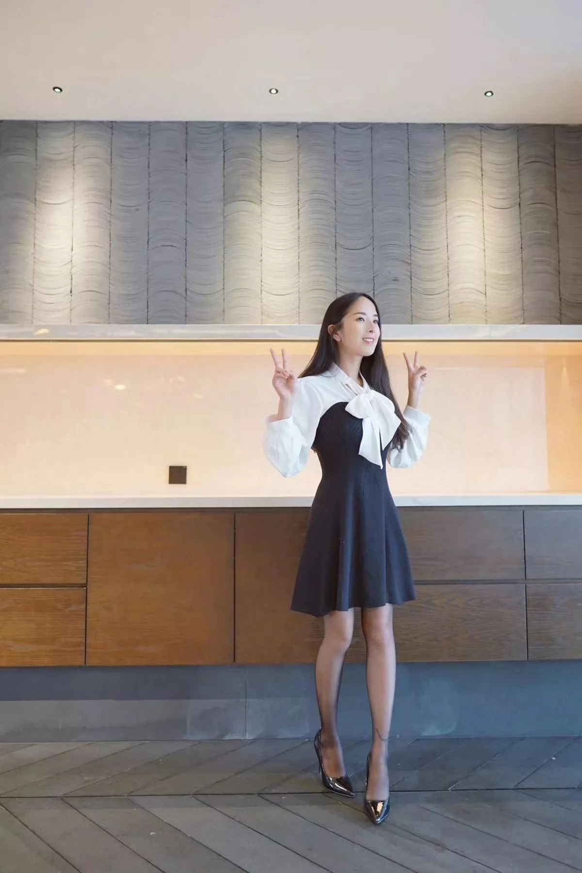 网络美女辣妈女神微信朋友圈资源主题户外性感服饰系列秀完美身材迷人诱惑写真150P
