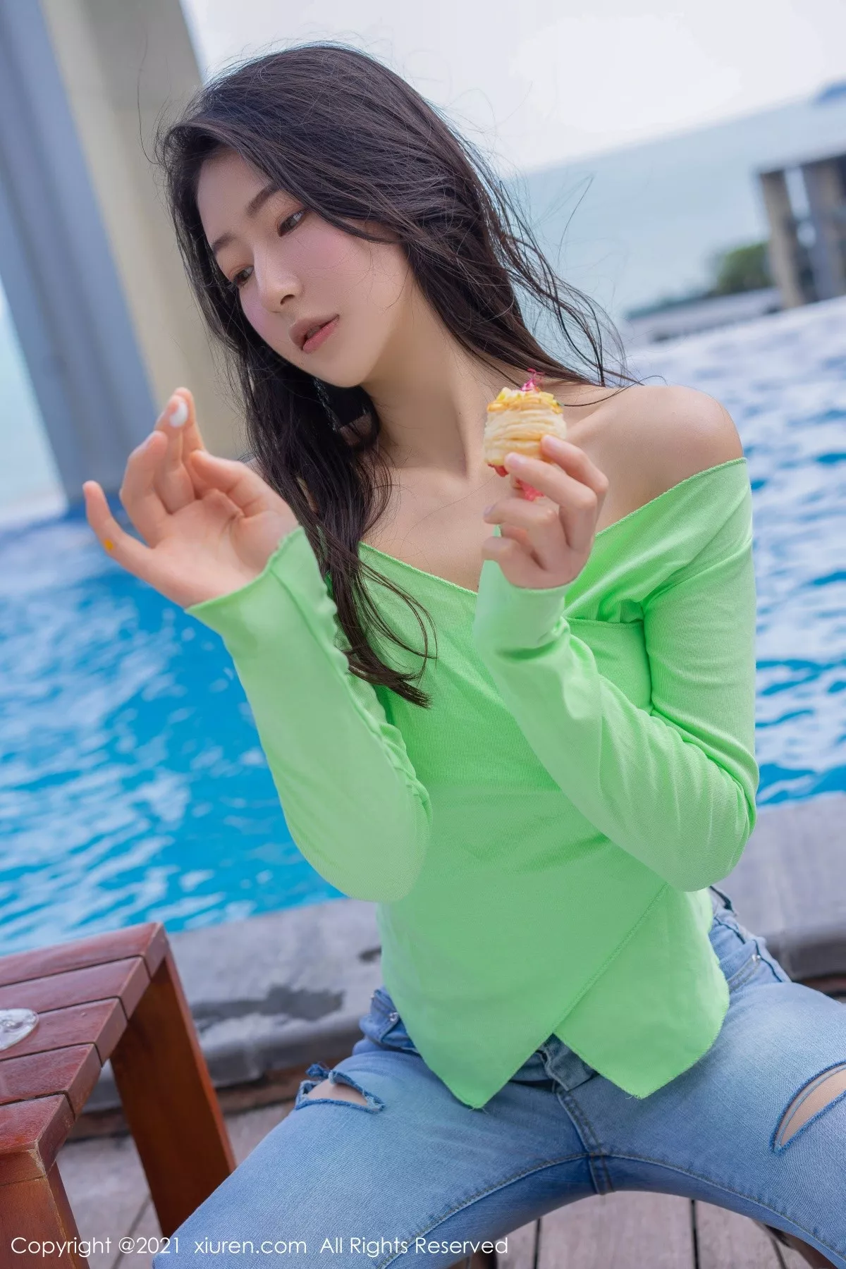 XiuRen第4403期_模特熊小诺三亚旅拍绿色上衣配牛仔裤半脱秀完美身材诱惑写真73P