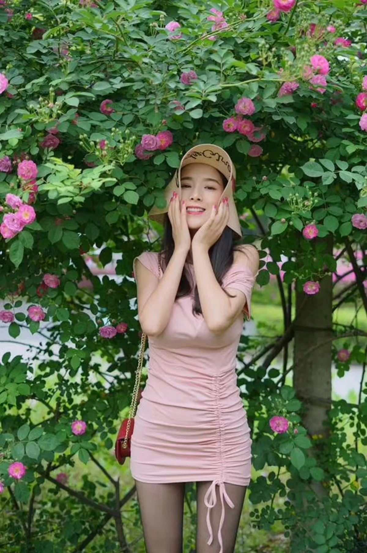网络美女辣妈女神微信朋友圈资源主题户外性感服饰系列秀完美身材迷人诱惑写真150P
