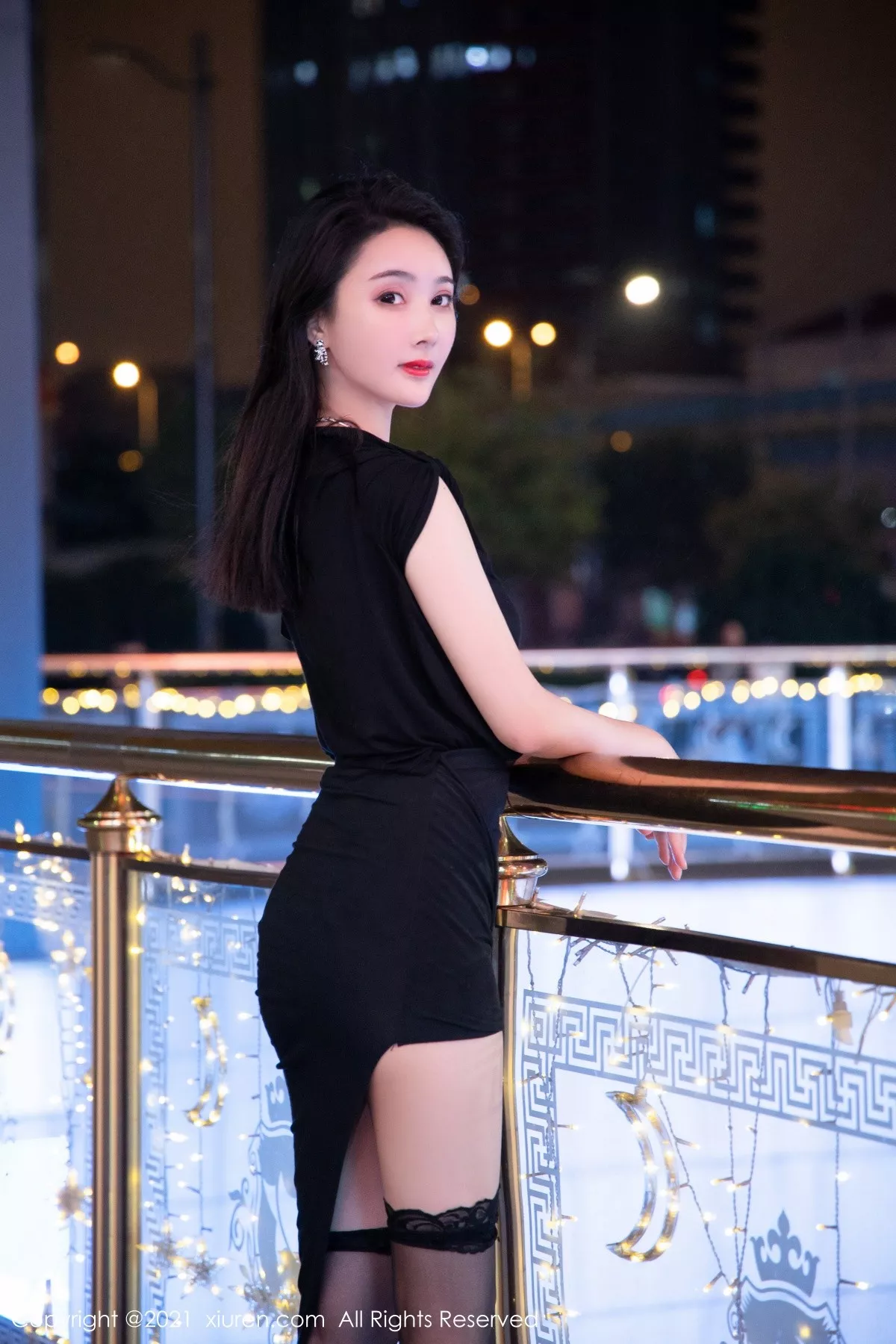 XiuRen第4400期_模特Summer宝宝脱黑色长裙露精致蕾丝内衣配黑丝袜魅惑写真60P
