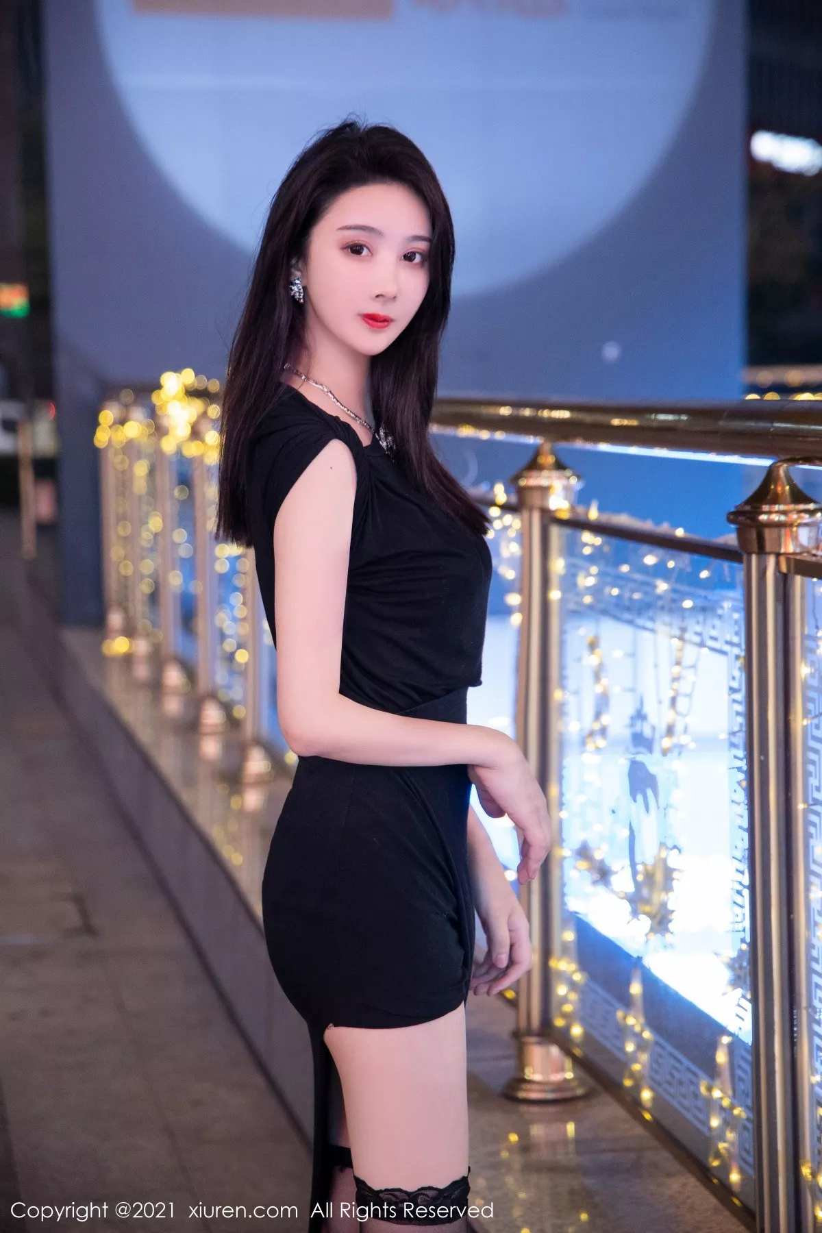 XiuRen第4400期_模特Summer宝宝脱黑色长裙露精致蕾丝内衣配黑丝袜魅惑写真60P