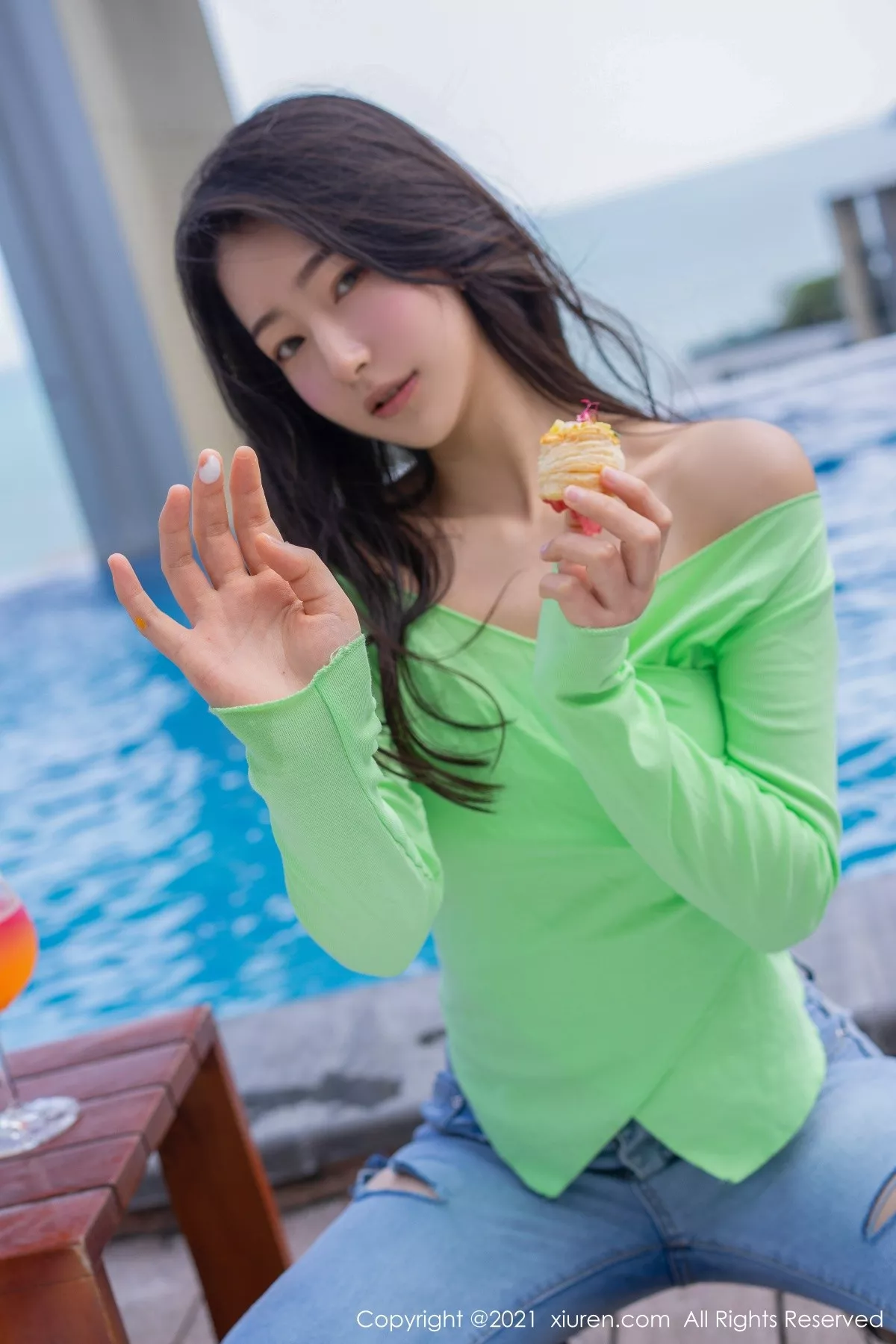 XiuRen第4403期_模特熊小诺三亚旅拍绿色上衣配牛仔裤半脱秀完美身材诱惑写真73P