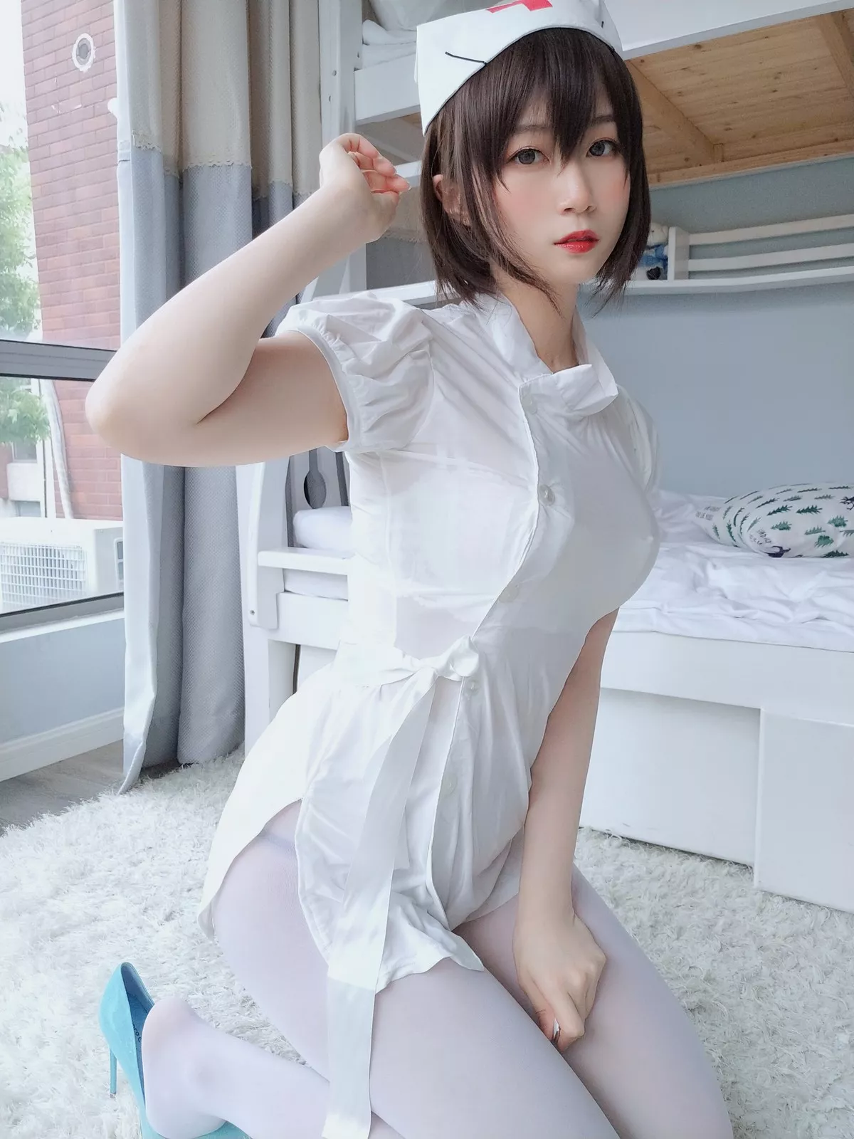 Coser小姐姐白银81白丝主题私房性感护士装配超薄白丝裤袜秀翘臀撩人诱惑写真51P