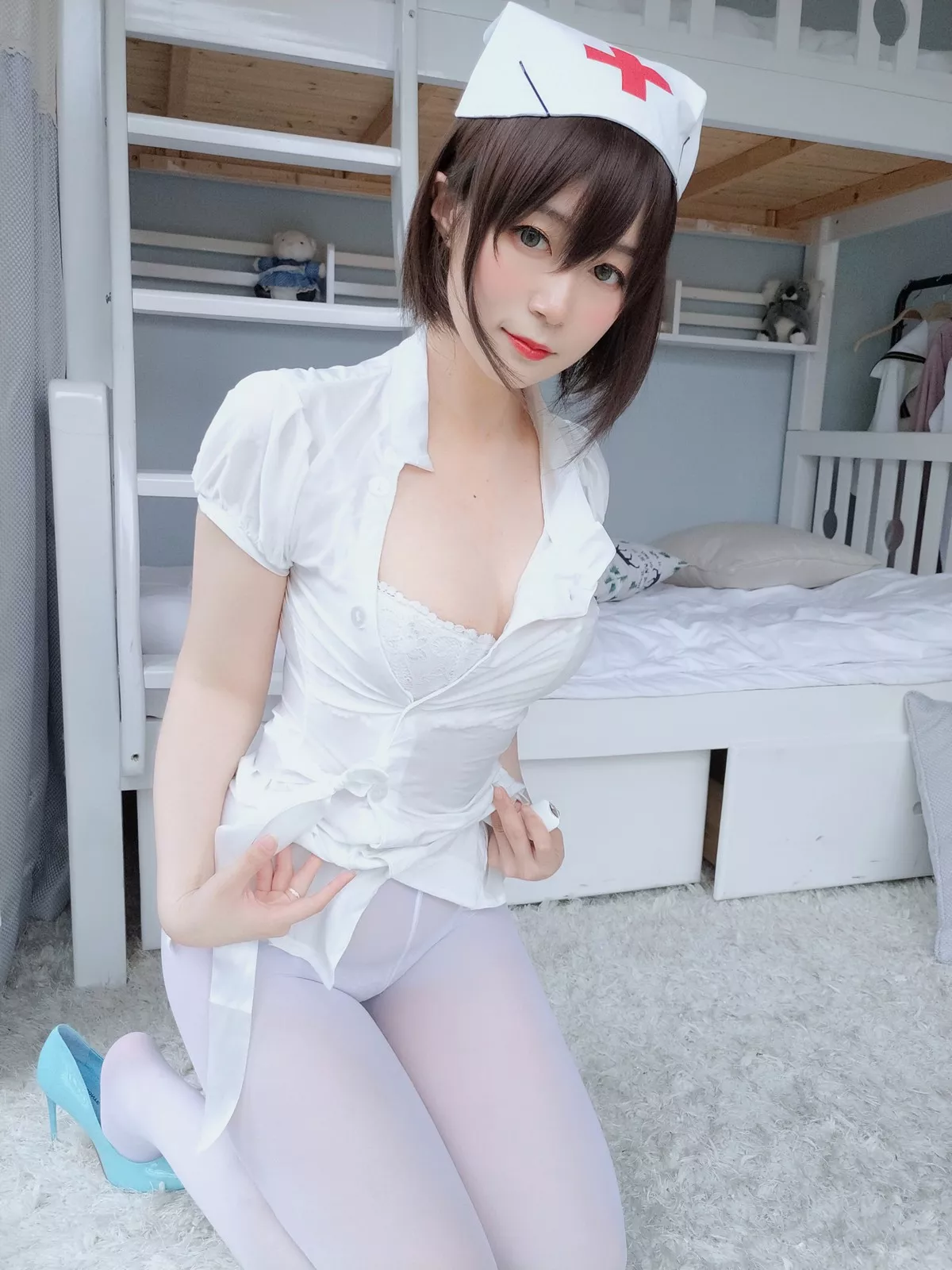 Coser小姐姐白银81白丝主题私房性感护士装配超薄白丝裤袜秀翘臀撩人诱惑写真51P