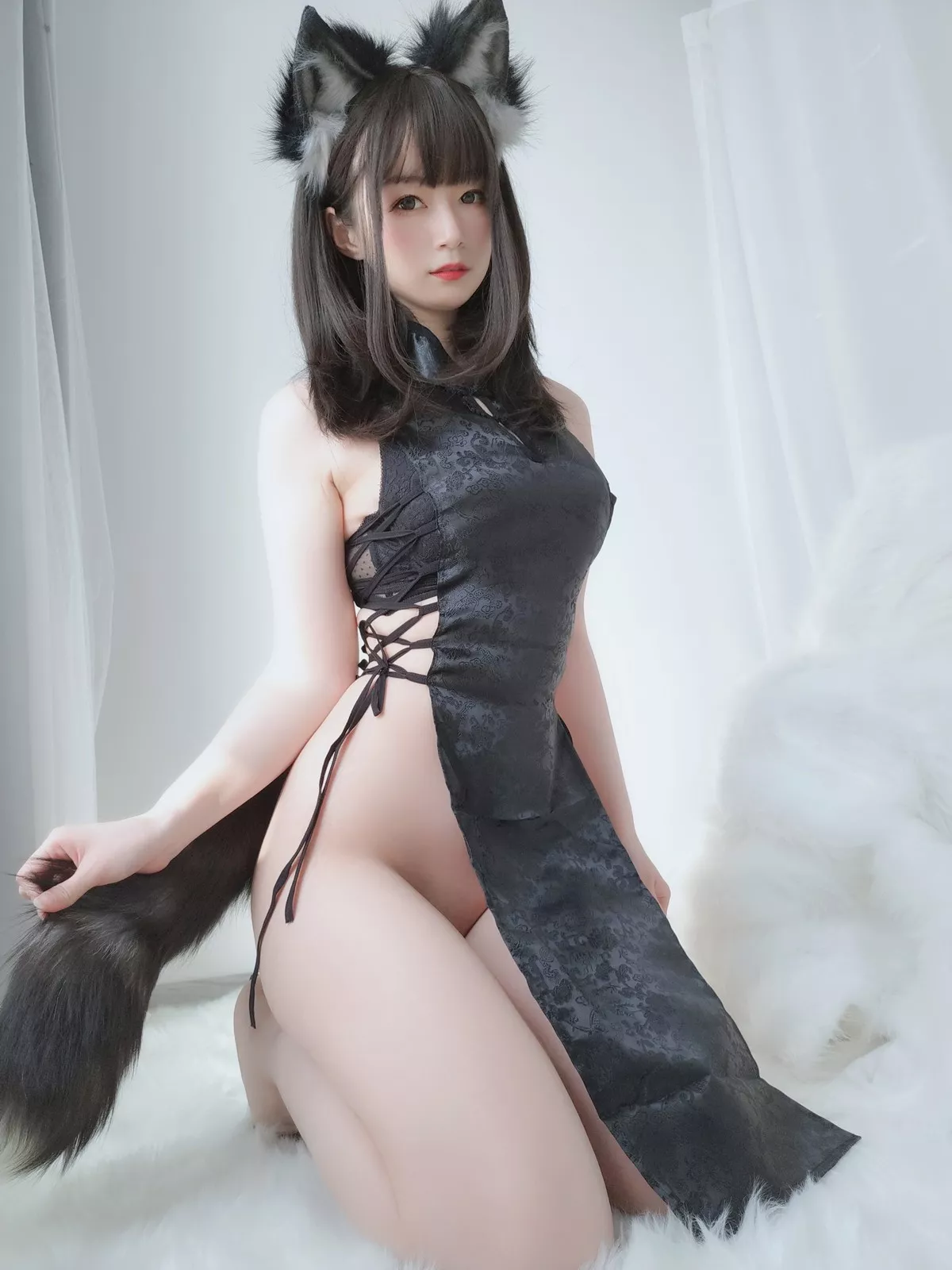 Coser小姐姐白银81小黑狼主题私房性感黑色高开情趣旗袍露翘臀美腿诱惑写真104P