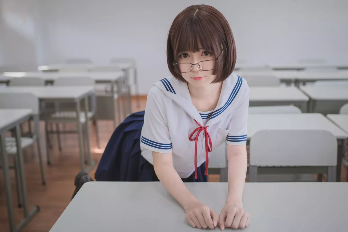 网红Coser白金Saki可爱蘑菇头主题教室里性感学生短裙配超薄黑丝迷人诱惑写真26P