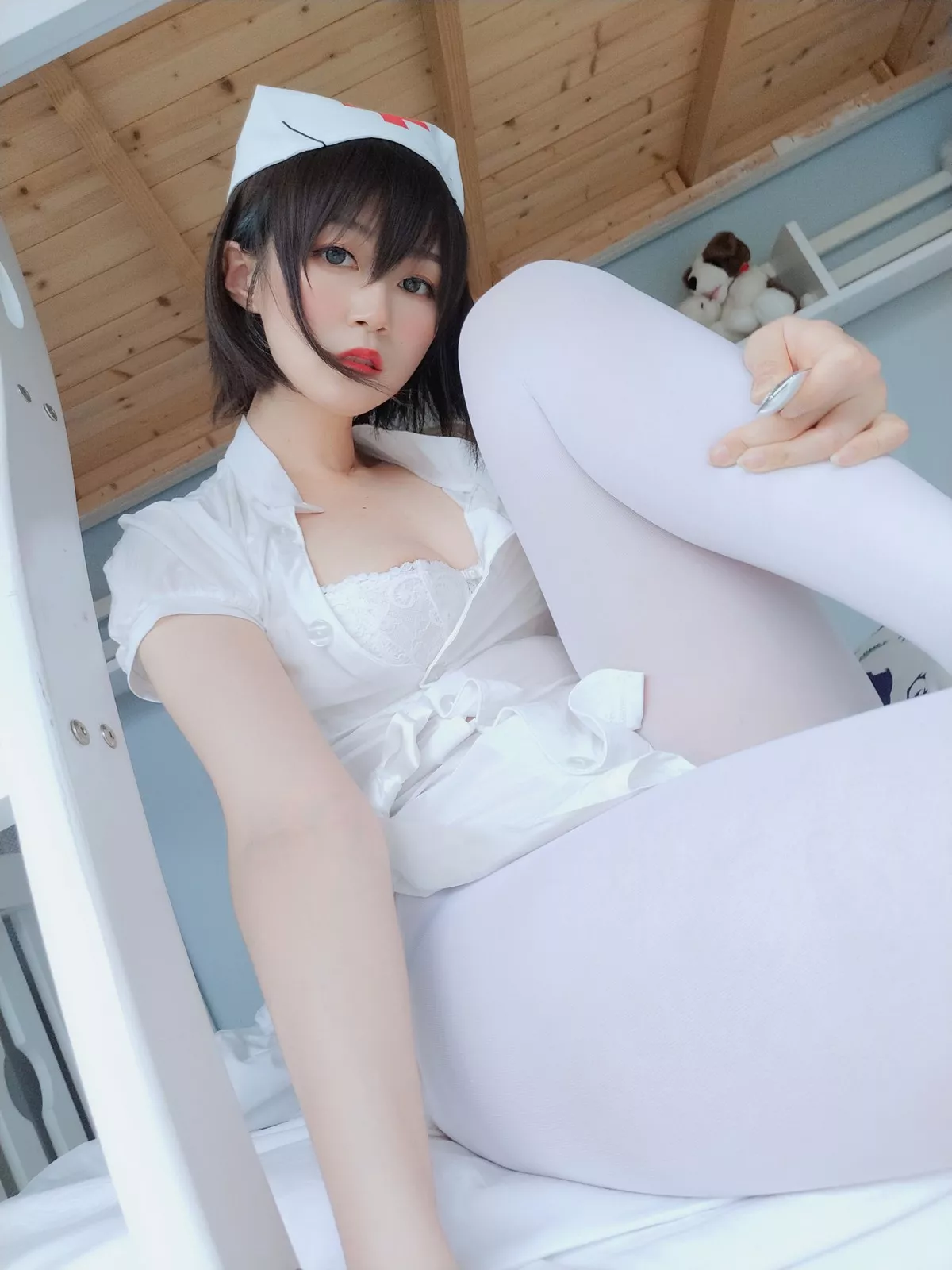 Coser小姐姐白银81白丝主题私房性感护士装配超薄白丝裤袜秀翘臀撩人诱惑写真51P