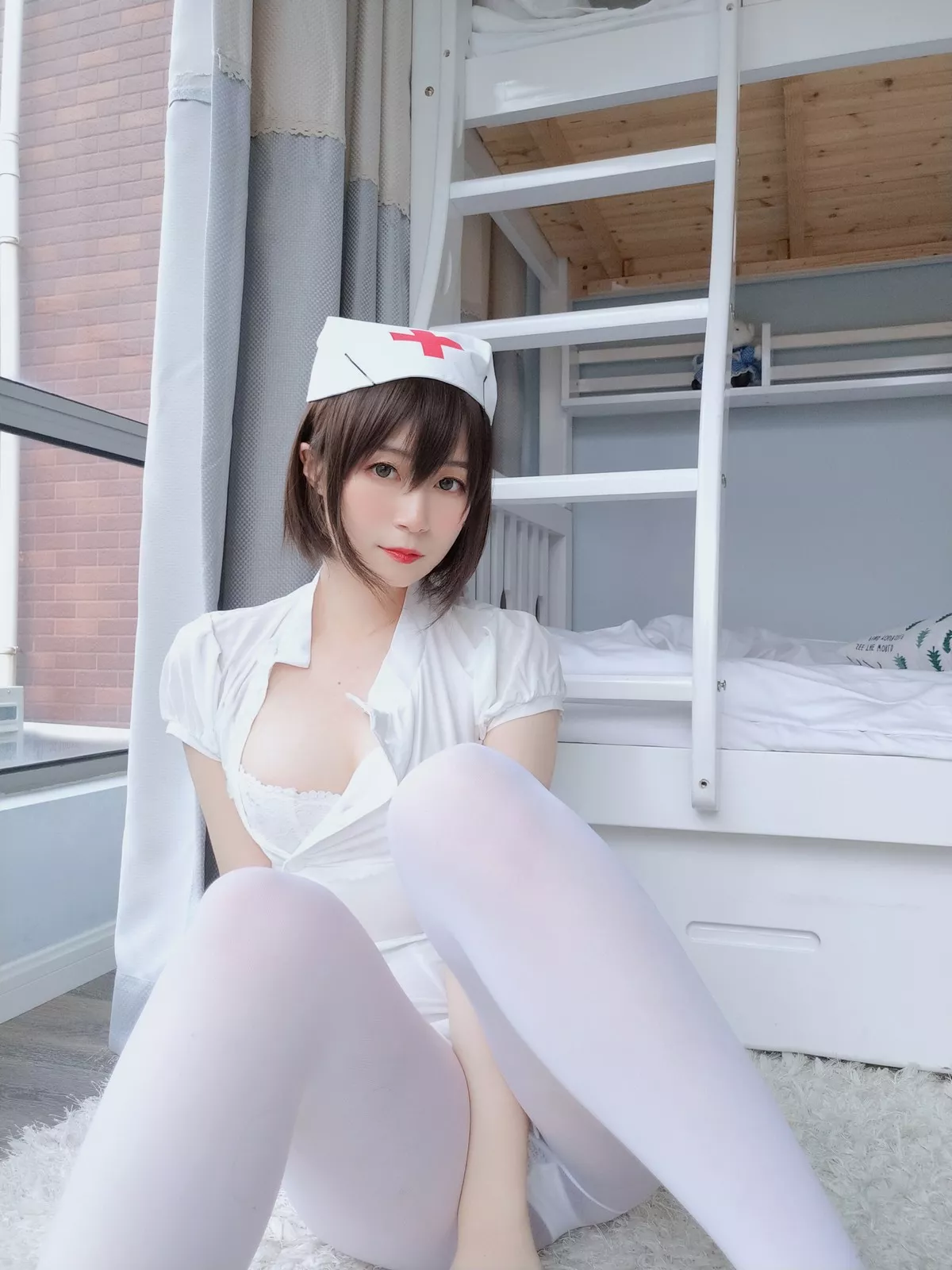 Coser小姐姐白银81白丝主题私房性感护士装配超薄白丝裤袜秀翘臀撩人诱惑写真51P
